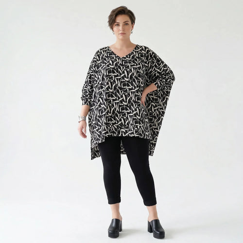 Ausgefallenes Oversize Lagenlook Shirt mit Faltennaht aus stretchigem Material, Schwarz/Weiß