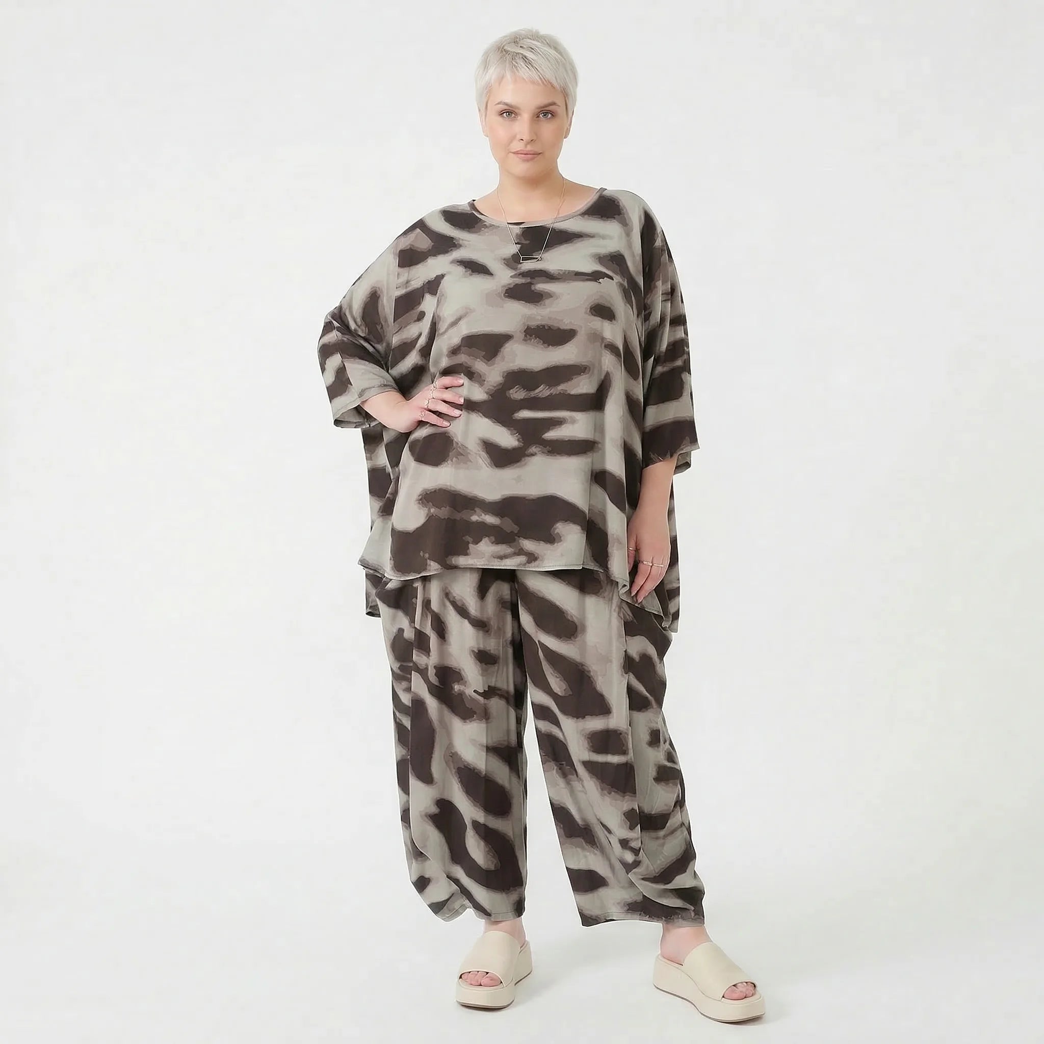 Ausgefallenes Oversize Shirt in A-Form mit fließend glatter Leichtigkeit und Kamuflage Muster, Grau/Braun