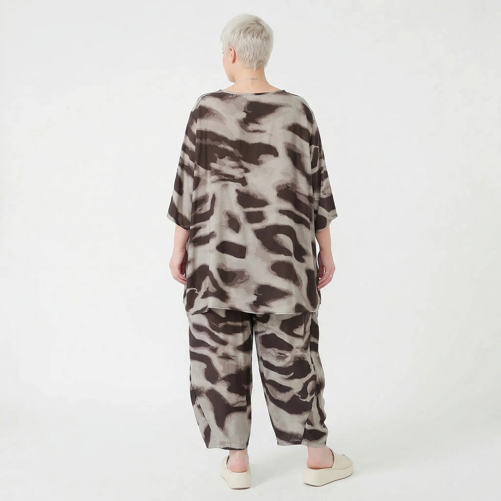 Ausgefallenes Oversize Shirt in A-Form mit fließend glatter Leichtigkeit und Kamuflage Muster, Grau/Braun