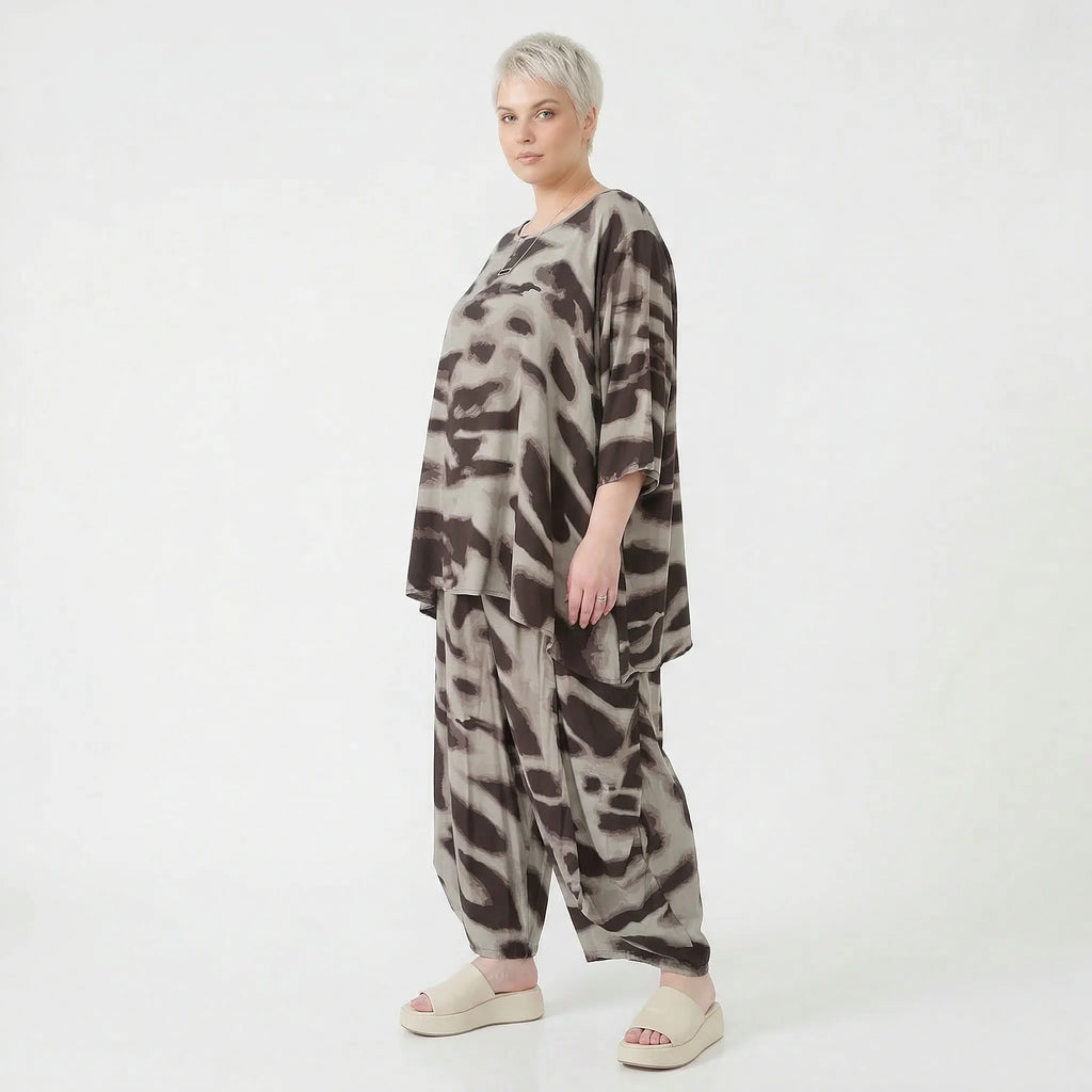 Ausgefallenes Oversize Shirt in A-Form mit fließend glatter Leichtigkeit und Kamuflage Muster, Grau/Braun