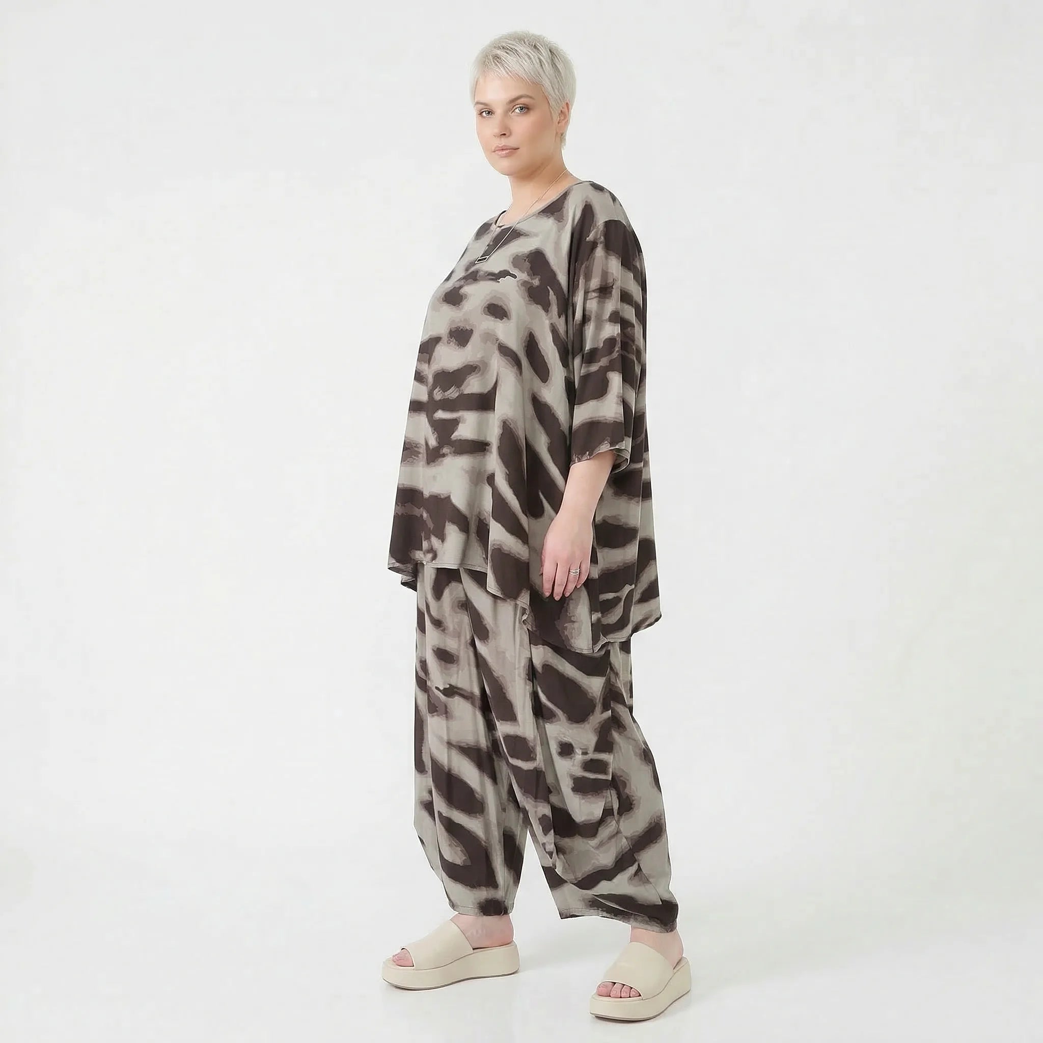 Ausgefallenes Oversize Shirt in A-Form mit fließend glatter Leichtigkeit und Kamuflage Muster, Grau/Braun