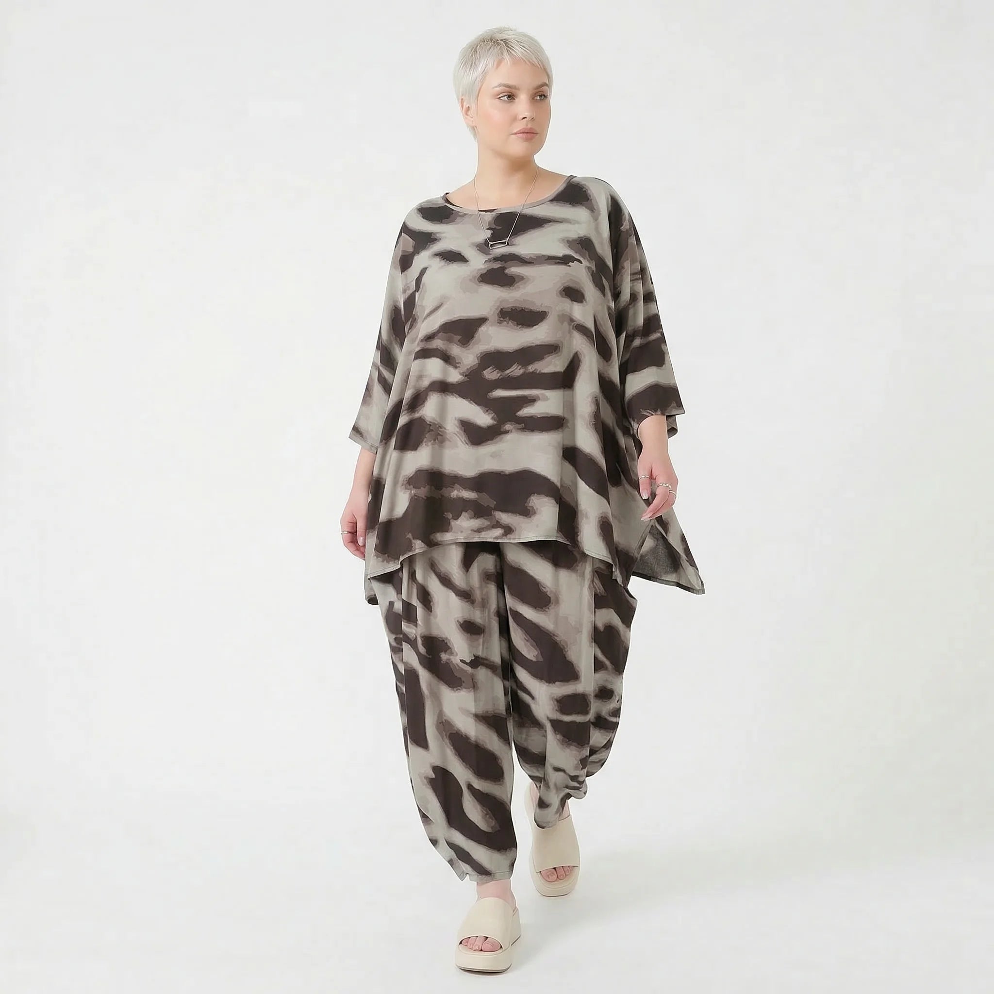 Ausgefallenes Oversize Shirt in A-Form mit fließend glatter Leichtigkeit und Kamuflage Muster, Grau/Braun
