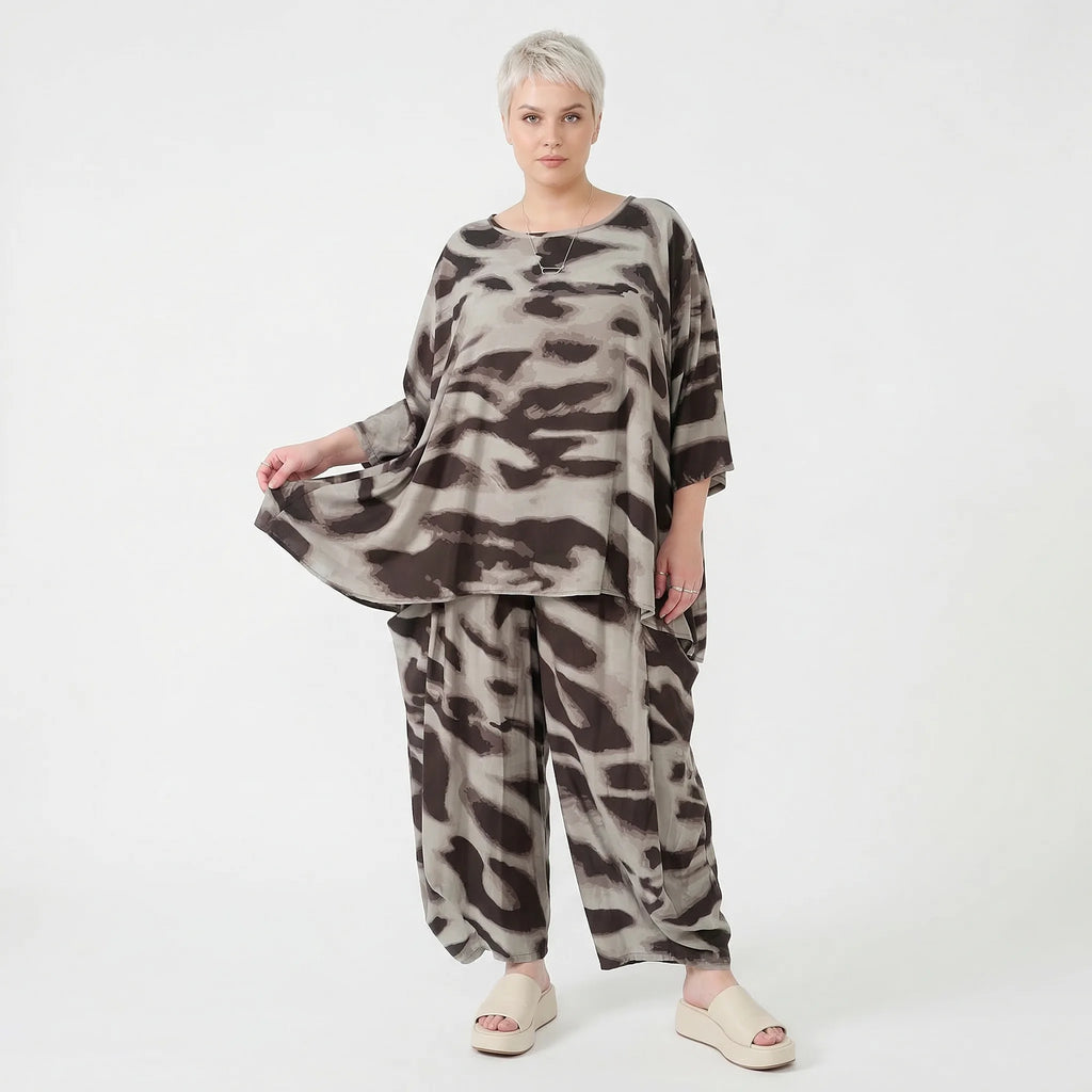 Ausgefallenes Oversize Shirt in A-Form mit fließend glatter Leichtigkeit und Kamuflage Muster, Grau/Braun