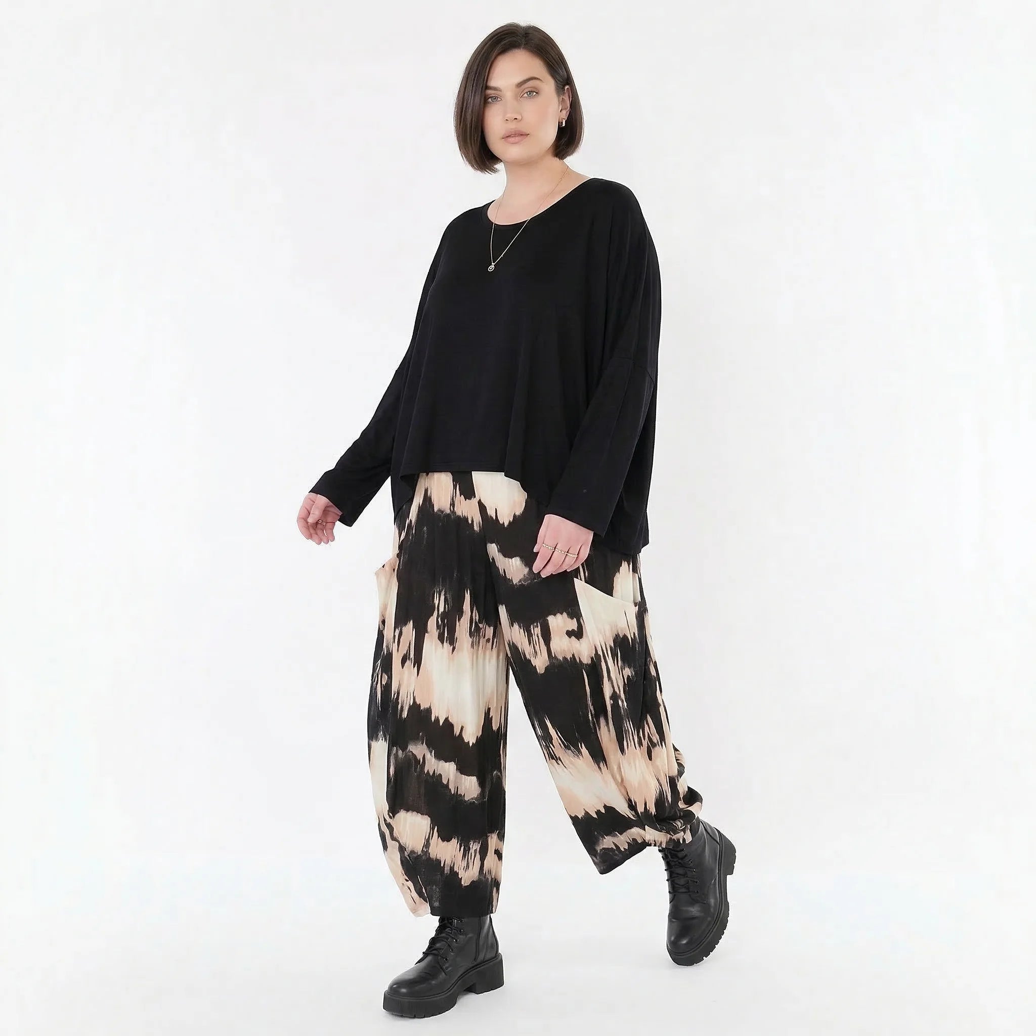 Ausgefallene Ballon Hose mit luftig leichtem Lagenlook und entspannter Passform, Batik, Schwarz/Beige