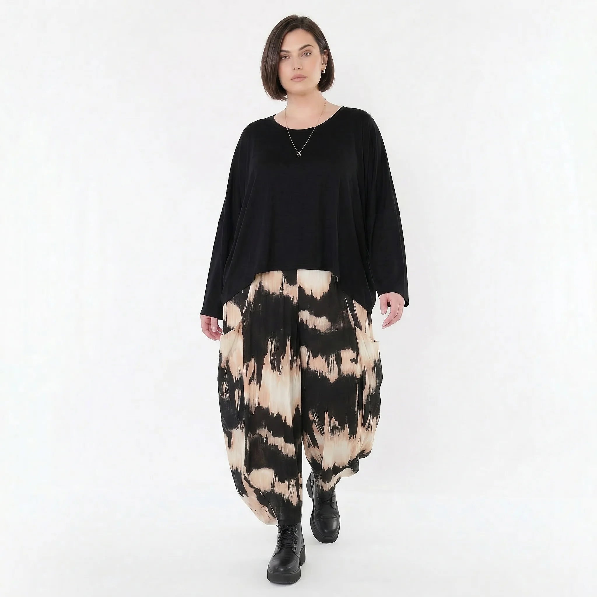 Ausgefallene Ballon Hose mit luftig leichtem Lagenlook und entspannter Passform, Batik, Schwarz/Beige