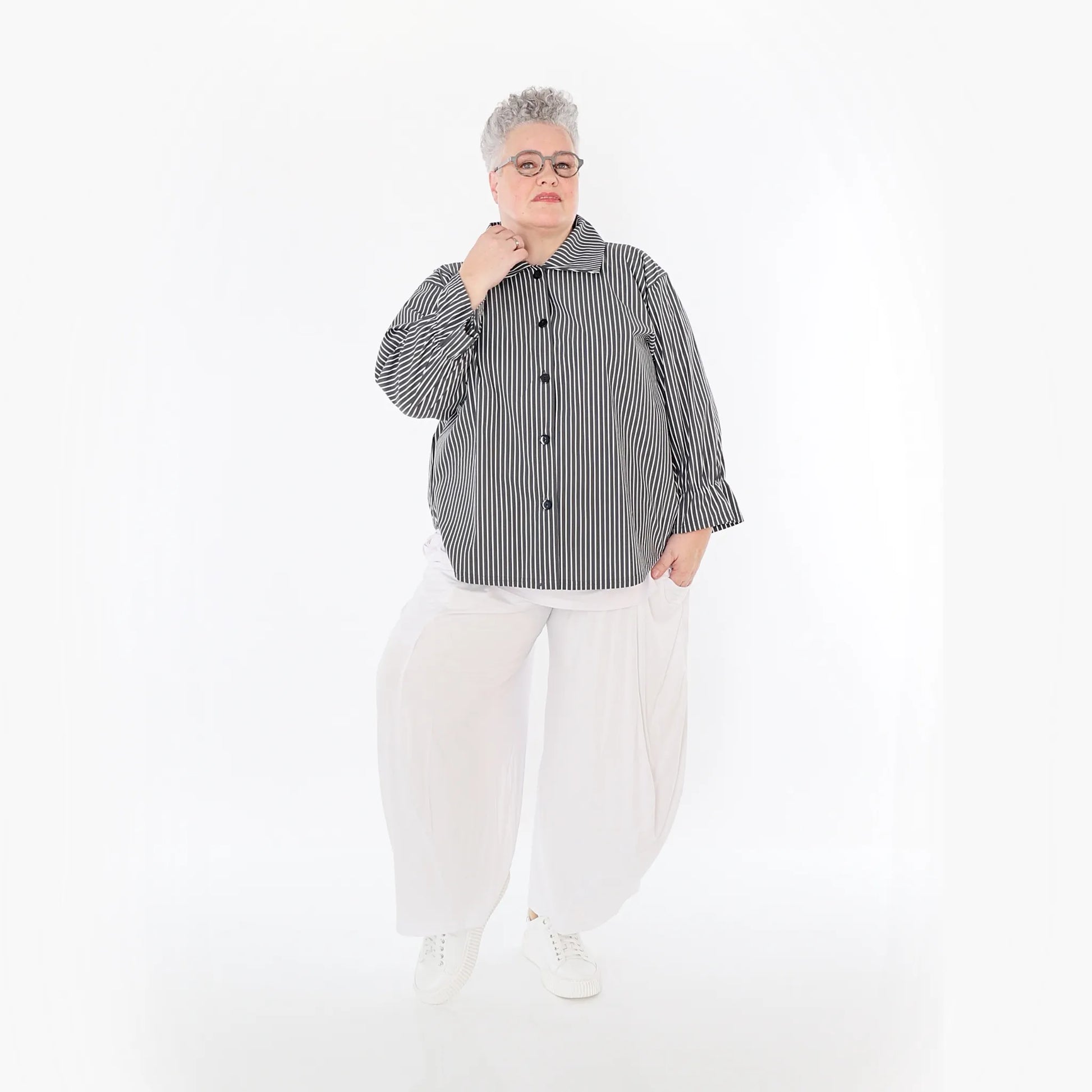  AKH Fashion Bluse in gerundeter Form, aus Baumwolle, 1472.07062, Anthrazit/Weiß, Streifen