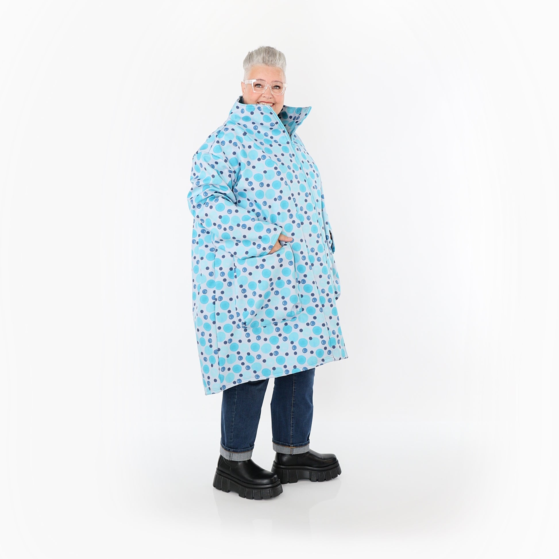  AKH Fashion Mantel in Vokuhila-Form, aus Polyester, 1515.02276, Blau/Multi, Punkte, Schick