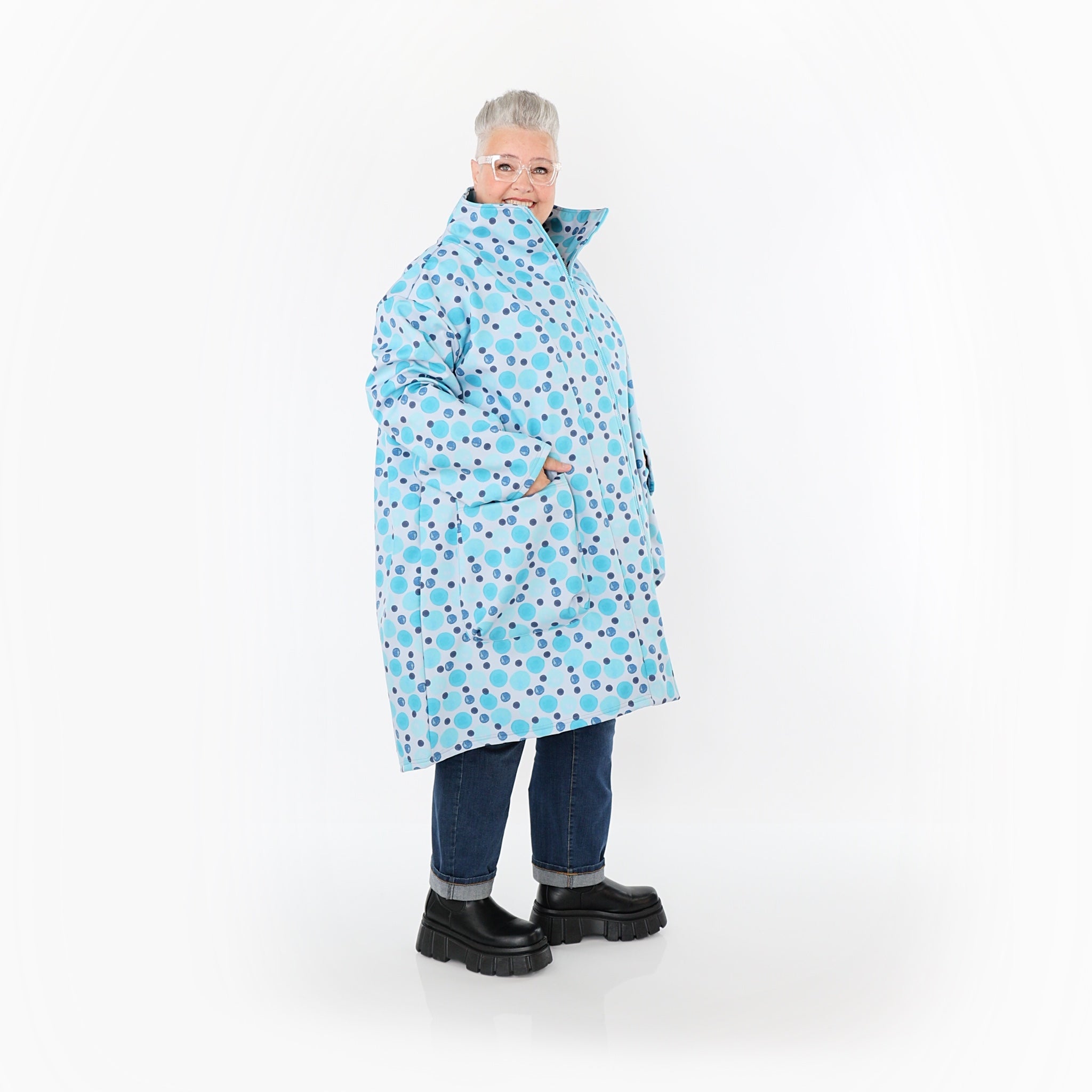  AKH Fashion Mantel in Vokuhila-Form, aus Polyester, 1515.02276, Blau/Multi, Punkte, Schick