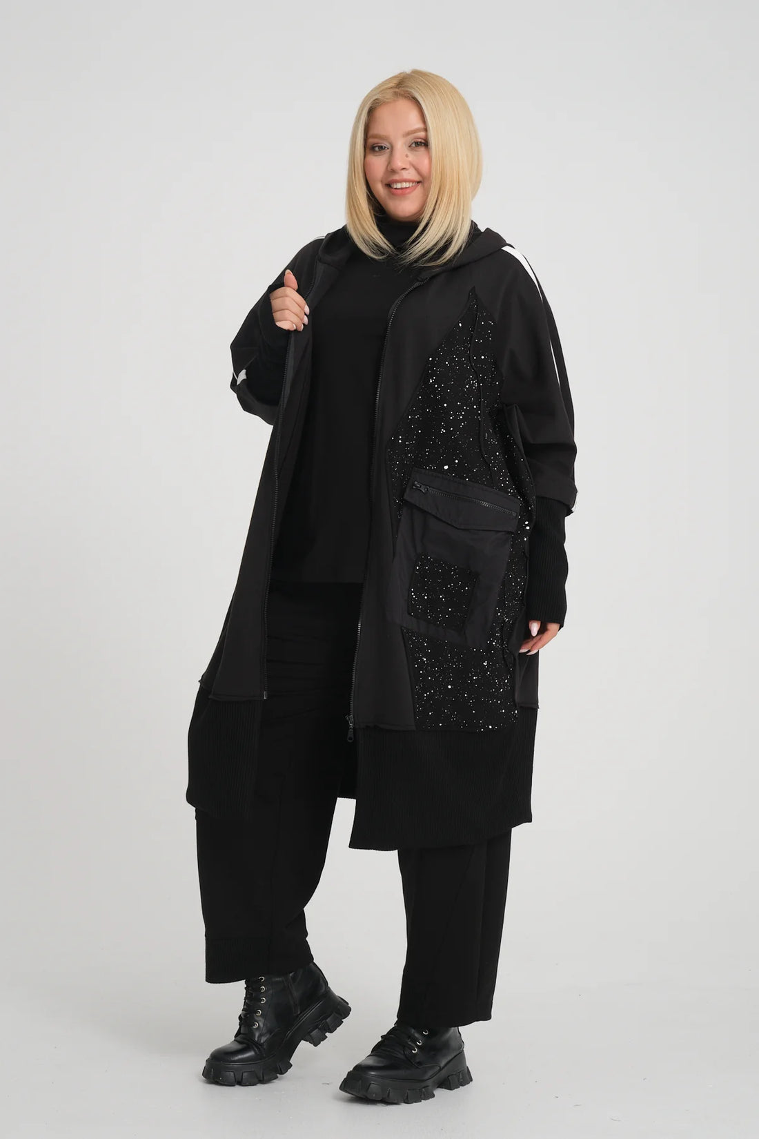 Elegante Jacke in Schwarz mit weißen Details verfeinert, bequem und stylisch für Herbst und Winter