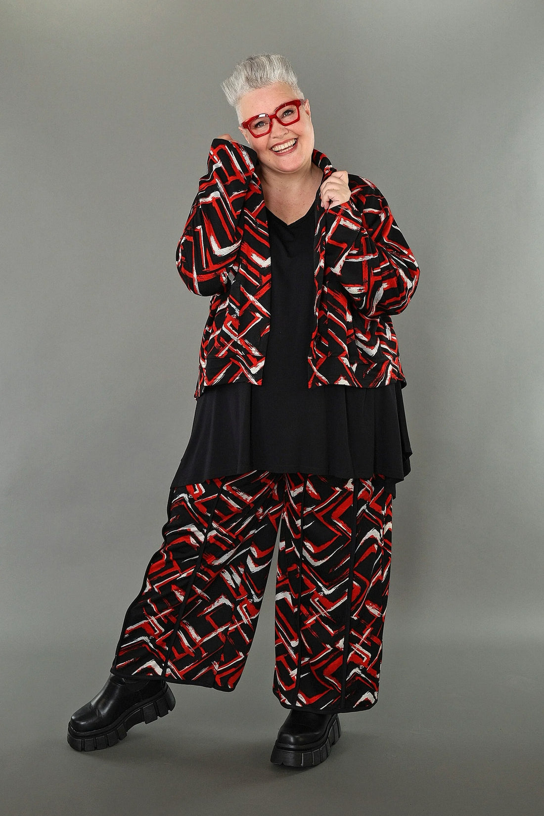  AKH Fashion Jacke in gerundeter Form, aus Viskose, 1517.06910, Schwarz/Rot/Weiß, Schick