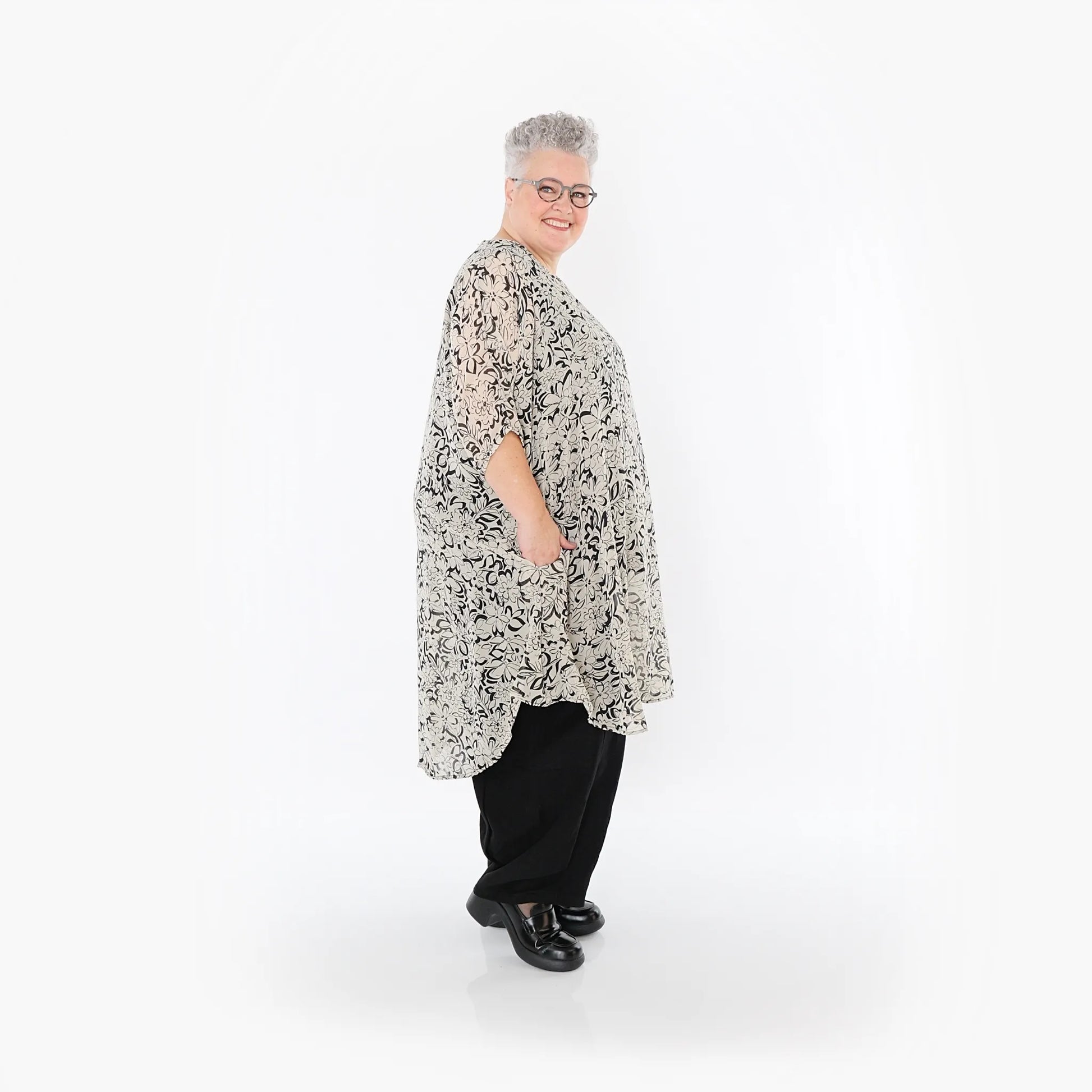  AKH Fashion Bigshirt in gerundeter Form, aus Viskose, 1494.02499, Ecru/Schwarz, Blumen