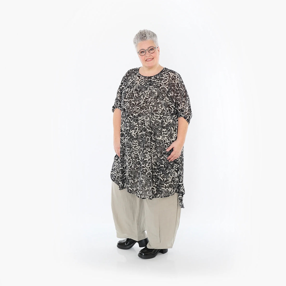  AKH Fashion Bigshirt in gerundeter Form, aus Viskose, 1494.02499, Schwarz/Ecru, Blumen