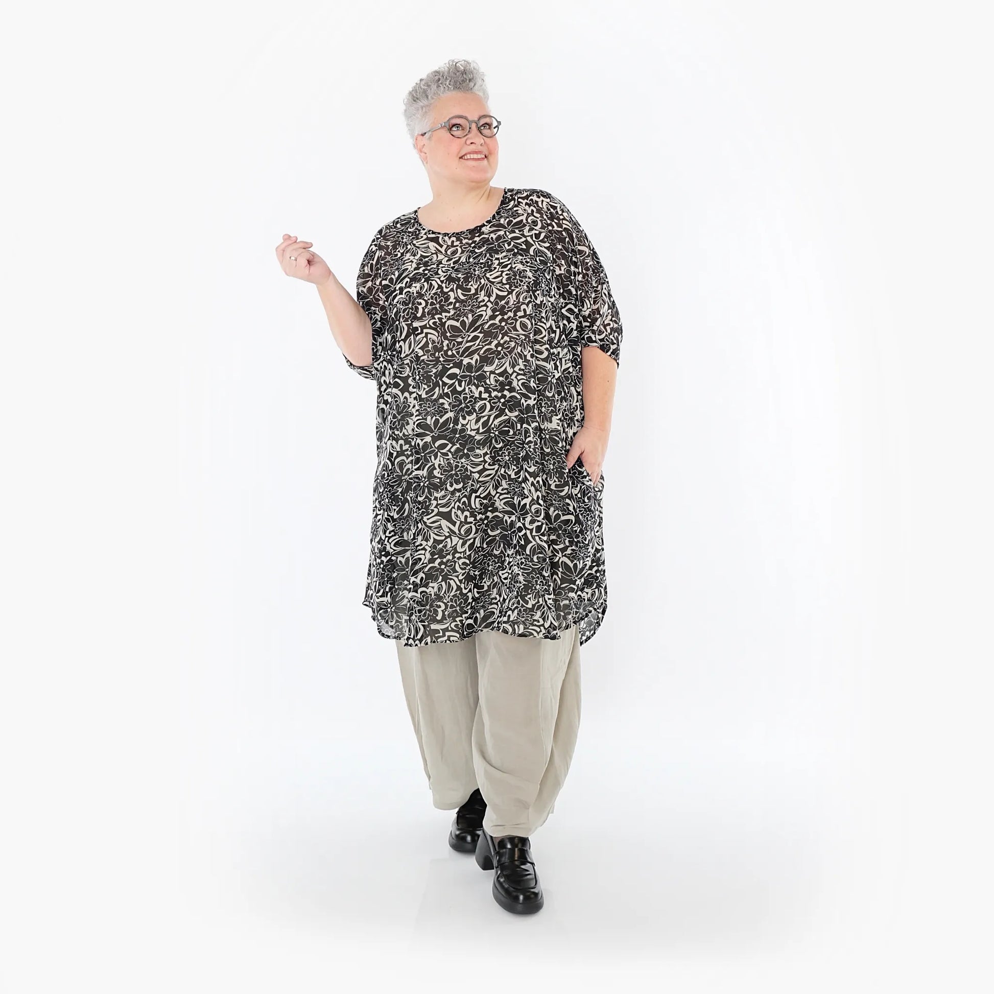  AKH Fashion Bigshirt in gerundeter Form, aus Viskose, 1494.02499, Schwarz/Ecru, Blumen
