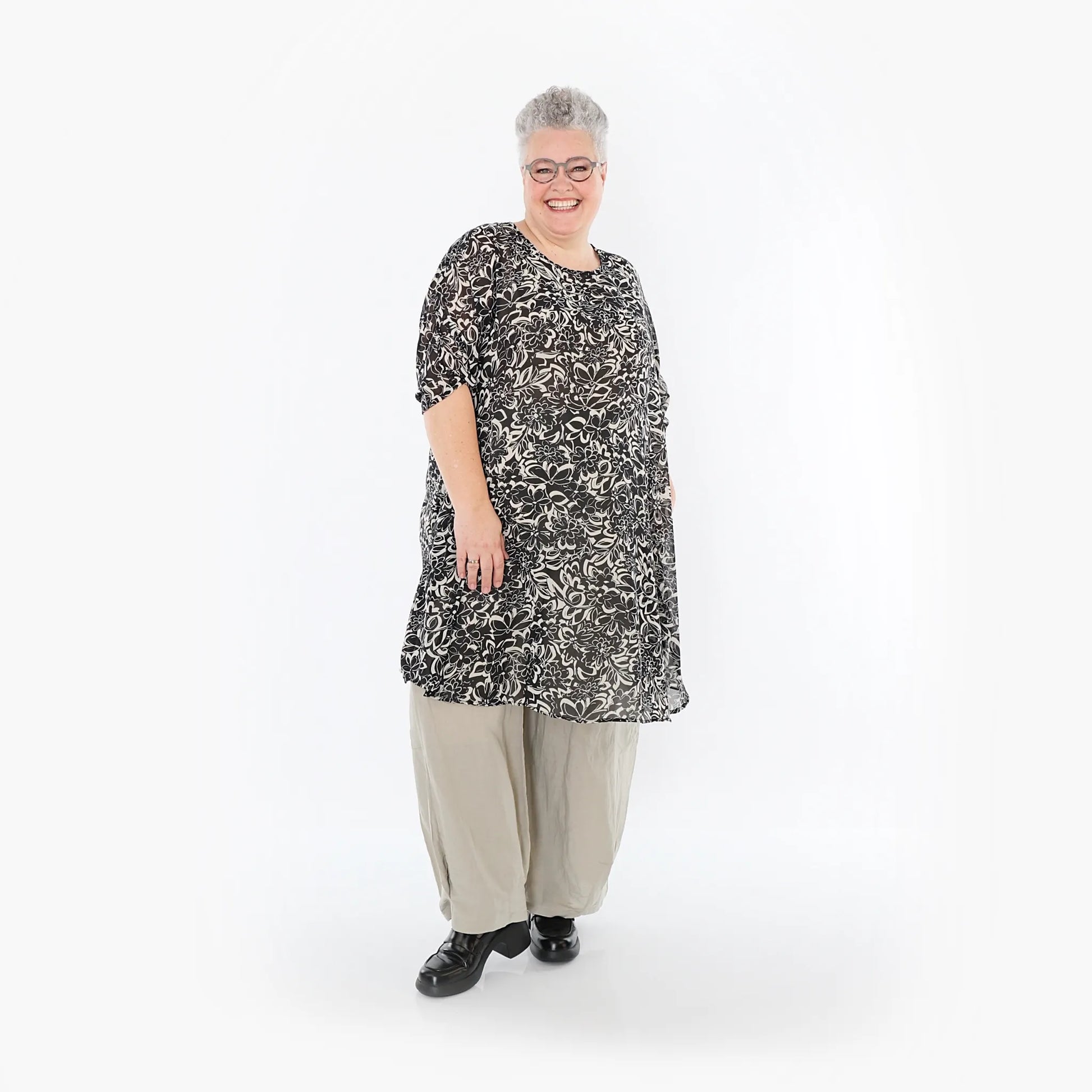  AKH Fashion Bigshirt in gerundeter Form, aus Viskose, 1494.02499, Schwarz/Ecru, Blumen