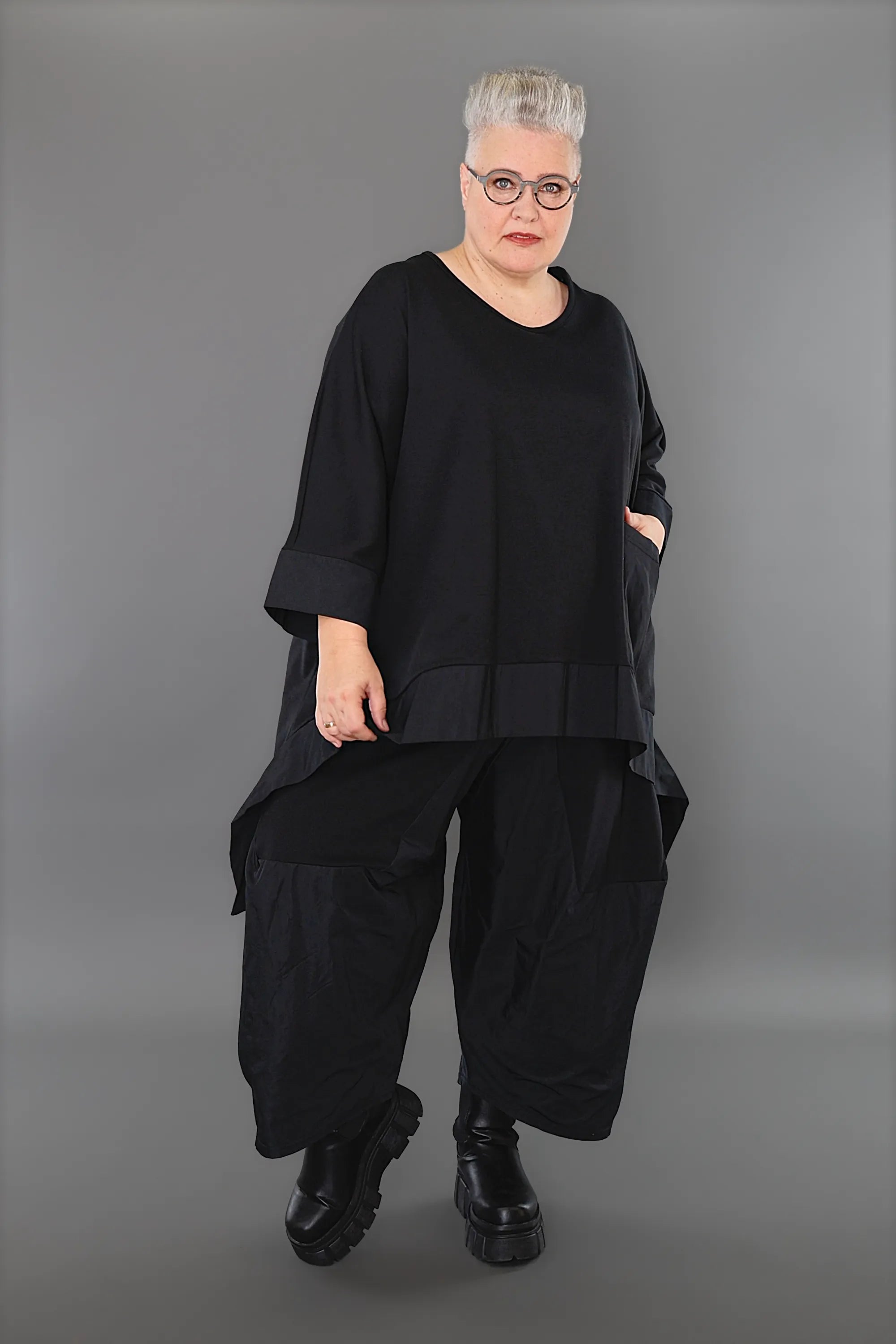  A-Form Bigshirt von AKH Premium aus Materialmix, P1001.6869, Schwarz, Ausgefallen, Zeitlos