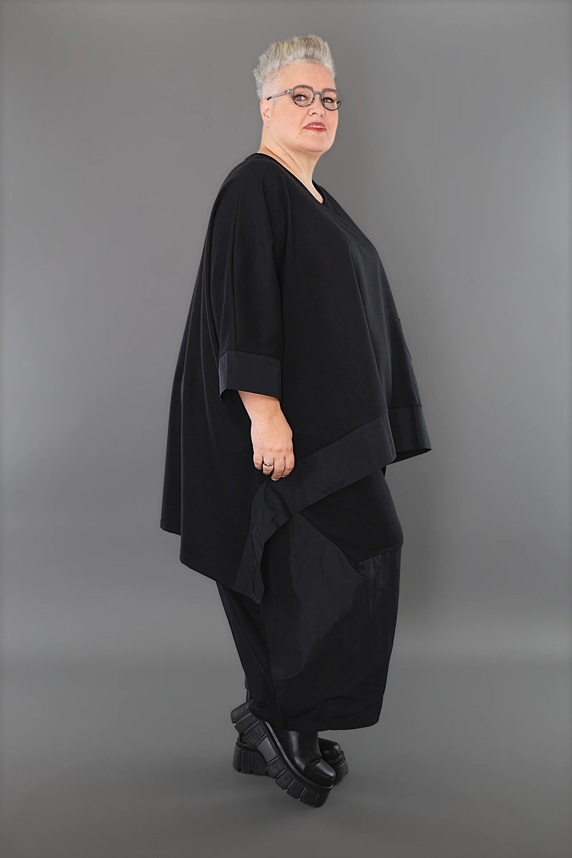  A-Form Bigshirt von AKH Premium aus Materialmix, P1001.6869, Schwarz, Ausgefallen, Zeitlos