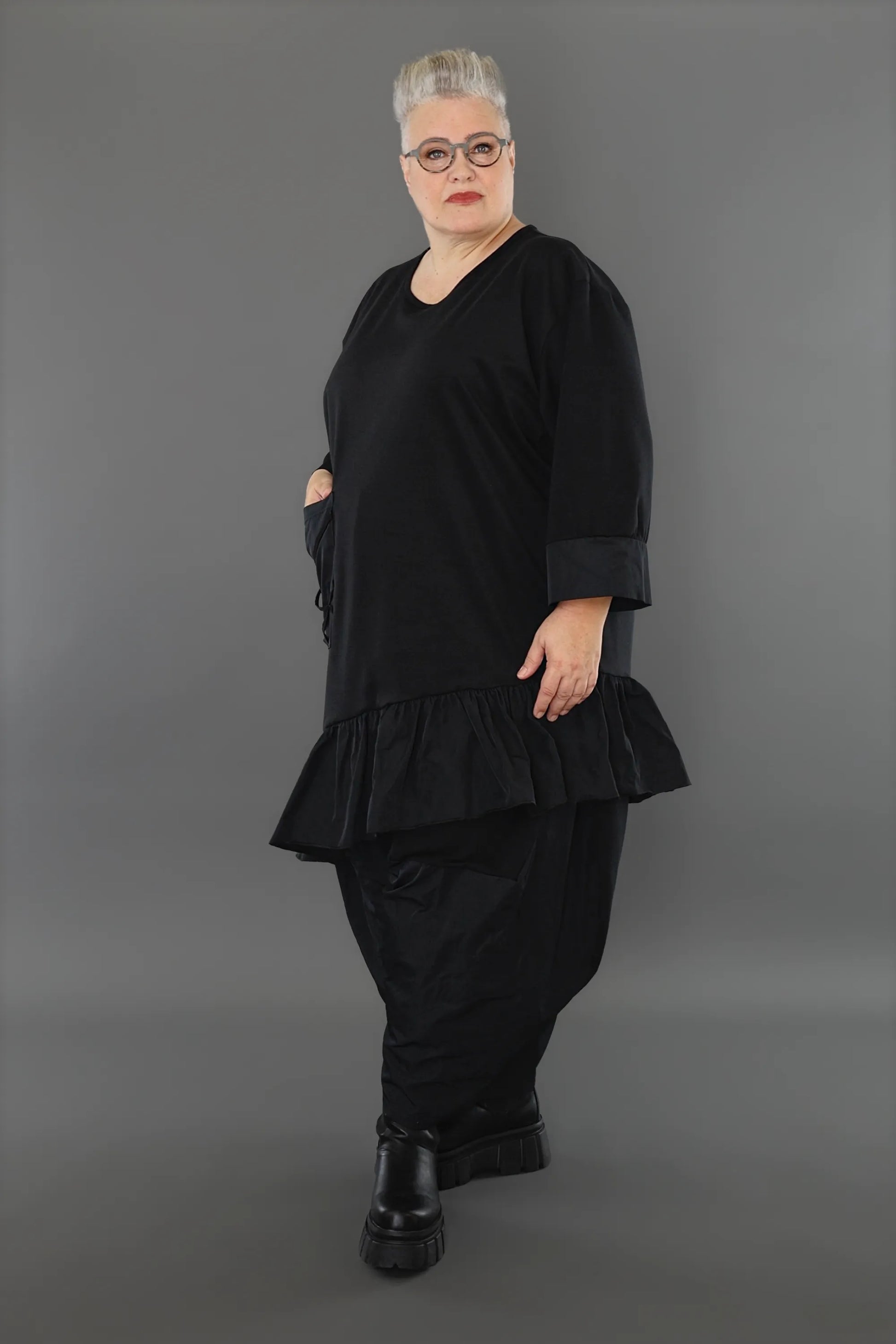  AKH Premium Bigshirt in asymmetrischer Form, aus Materialmix, P1001.7051, Schwarz, Schick