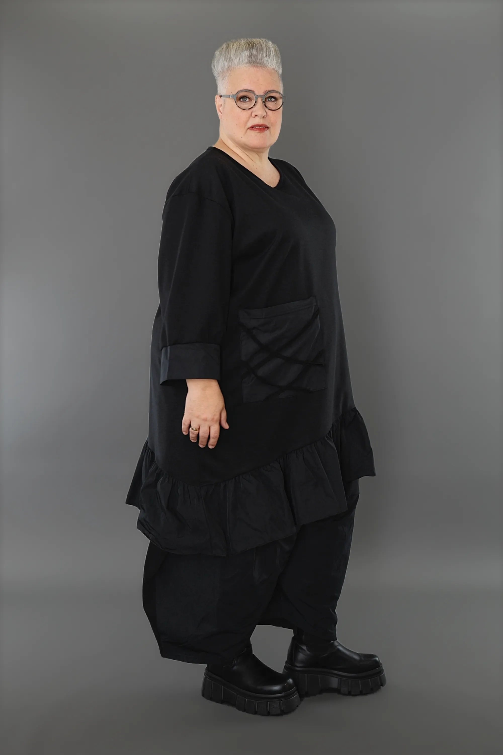  AKH Premium Bigshirt in asymmetrischer Form, aus Materialmix, P1001.7051, Schwarz, Schick