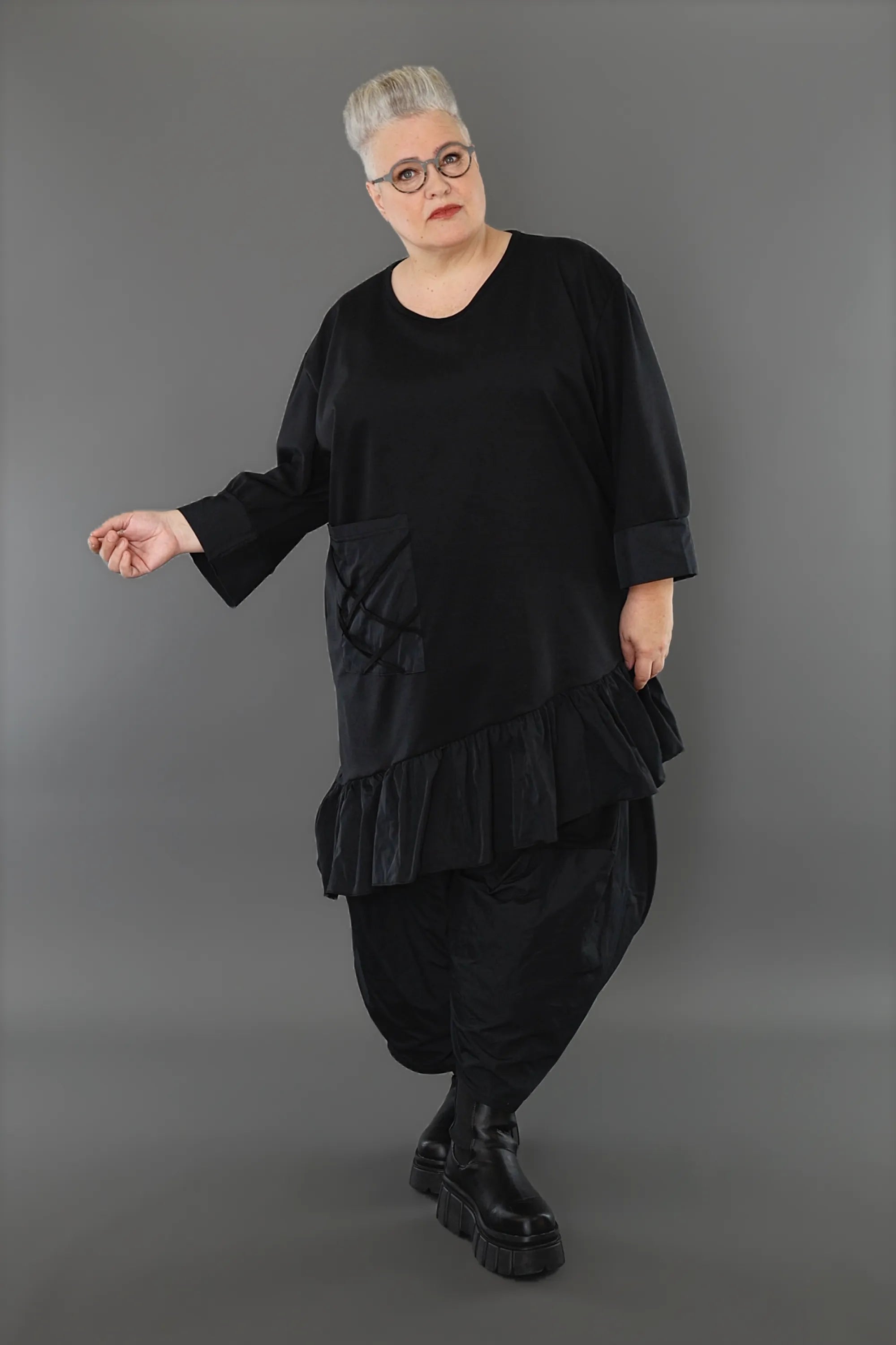  AKH Premium Bigshirt in asymmetrischer Form, aus Materialmix, P1001.7051, Schwarz, Schick