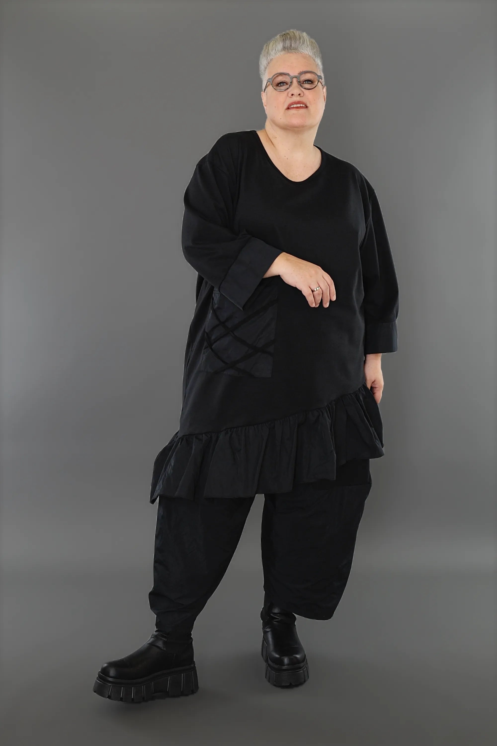  AKH Premium Bigshirt in asymmetrischer Form, aus Materialmix, P1001.7051, Schwarz, Schick