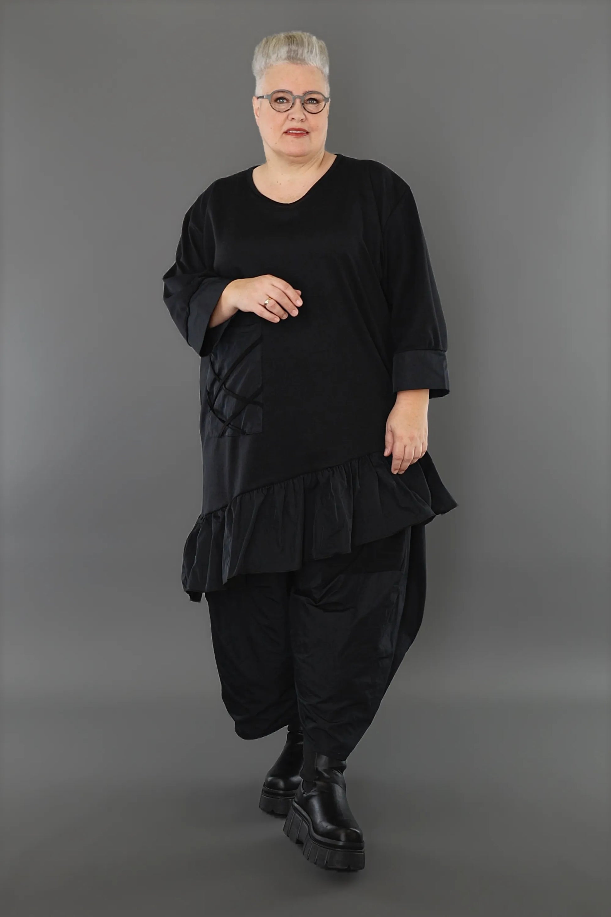  AKH Premium Bigshirt in asymmetrischer Form, aus Materialmix, P1001.7051, Schwarz, Schick