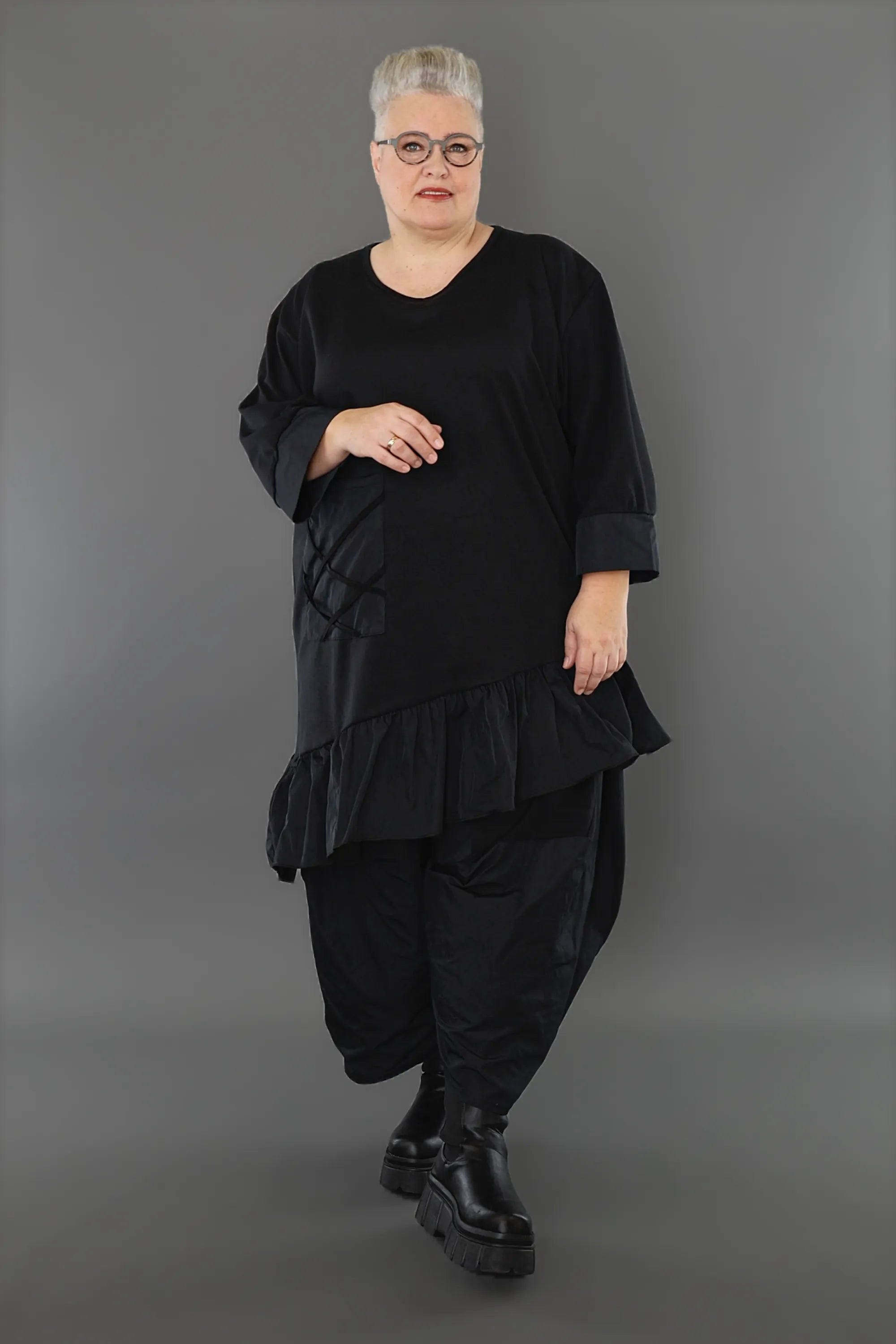  AKH Premium Bigshirt in asymmetrischer Form, aus Materialmix, P1001.7051, Schwarz, Schick