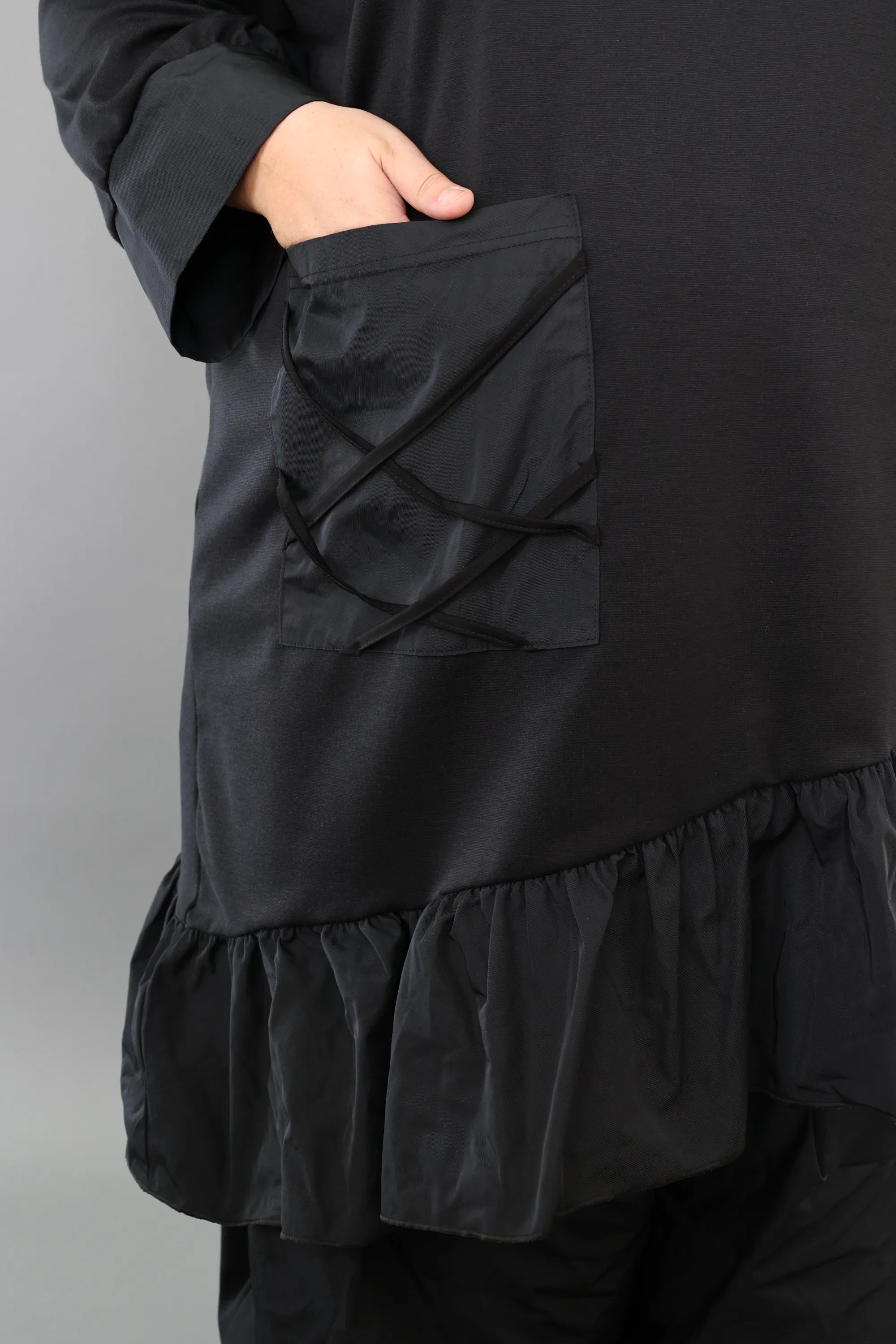  AKH Premium Bigshirt in asymmetrischer Form, aus Materialmix, P1001.7051, Schwarz, Schick