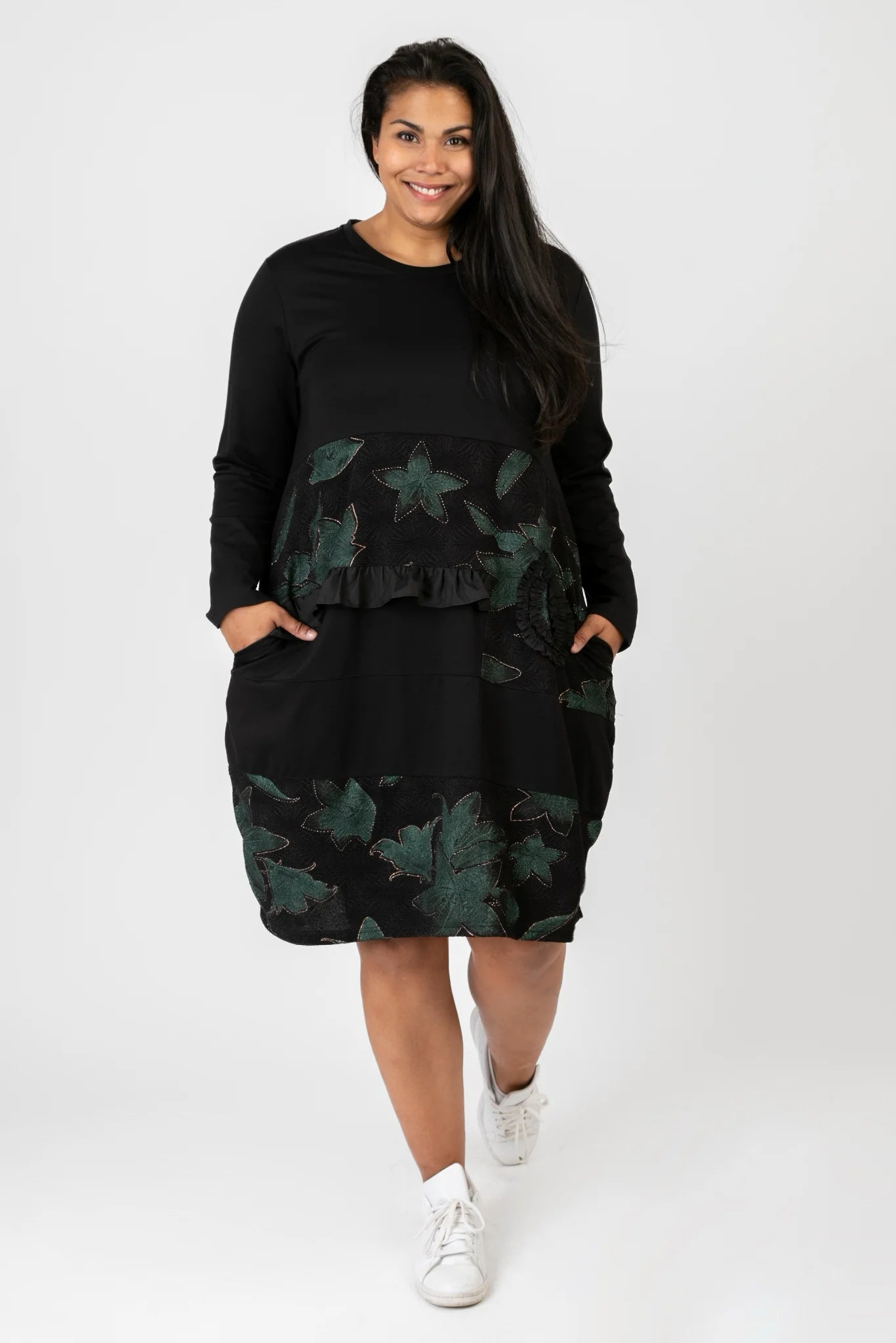  Elegantes schwarzes Kleid mit stilvollem Blumenmuster, perfekt für curvy und Plus Size Mode