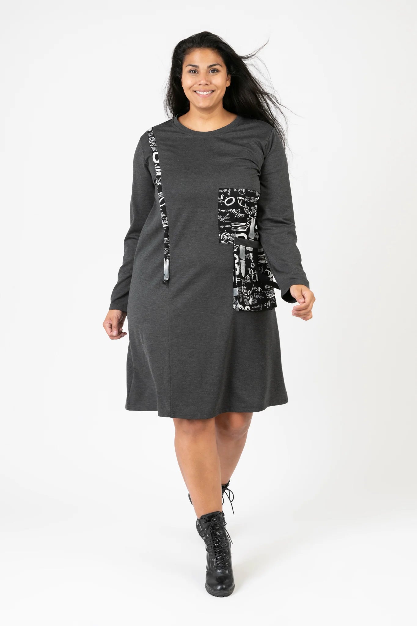  Pomme Rouge Kleid in gerader Form, aus Viskose, C6638, Grau-Schwarz-Weiß, Buchstaben