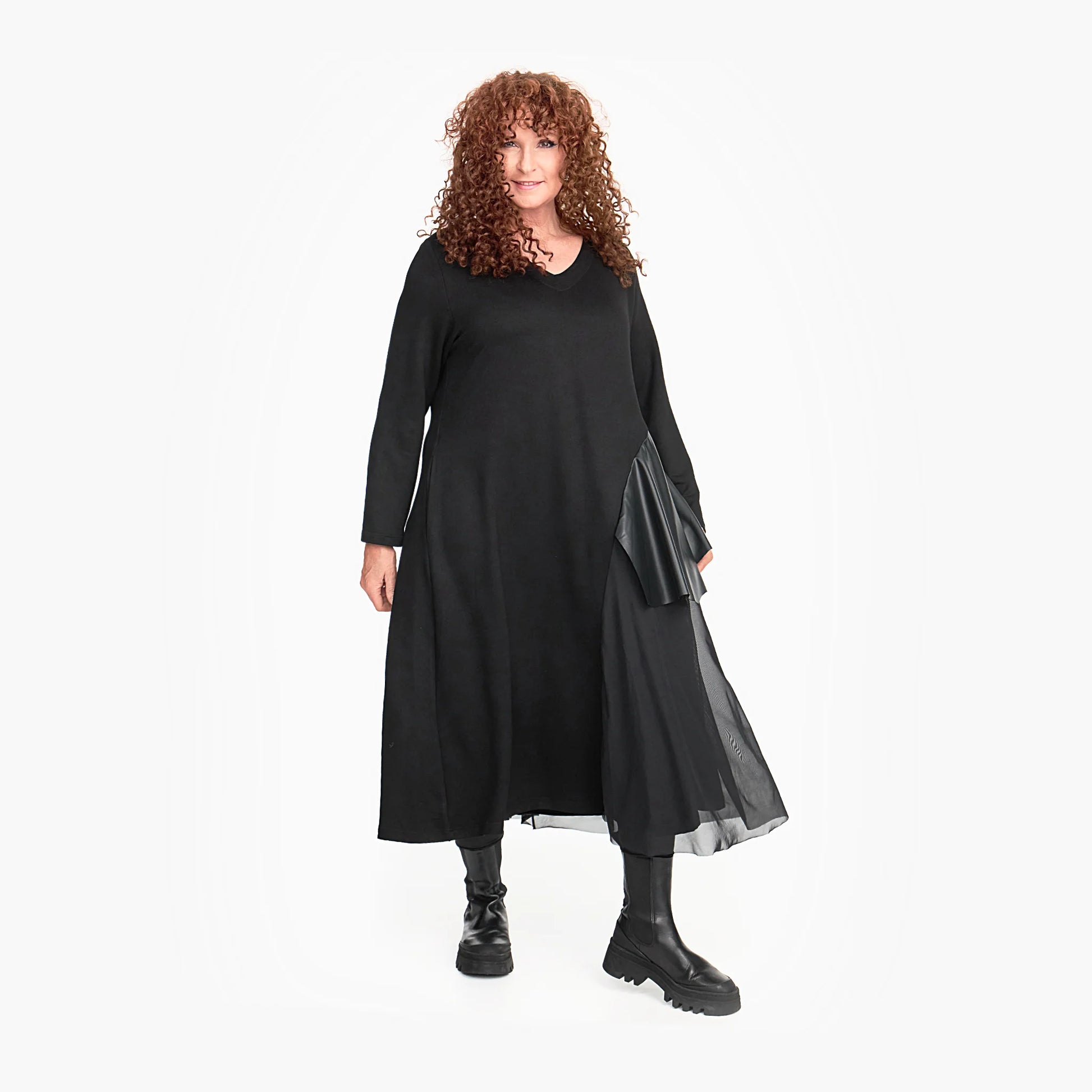  Elegantes Oversize-Kleid in klassischem Schwarz mit V-Ausschnitt und praktischen Taschen