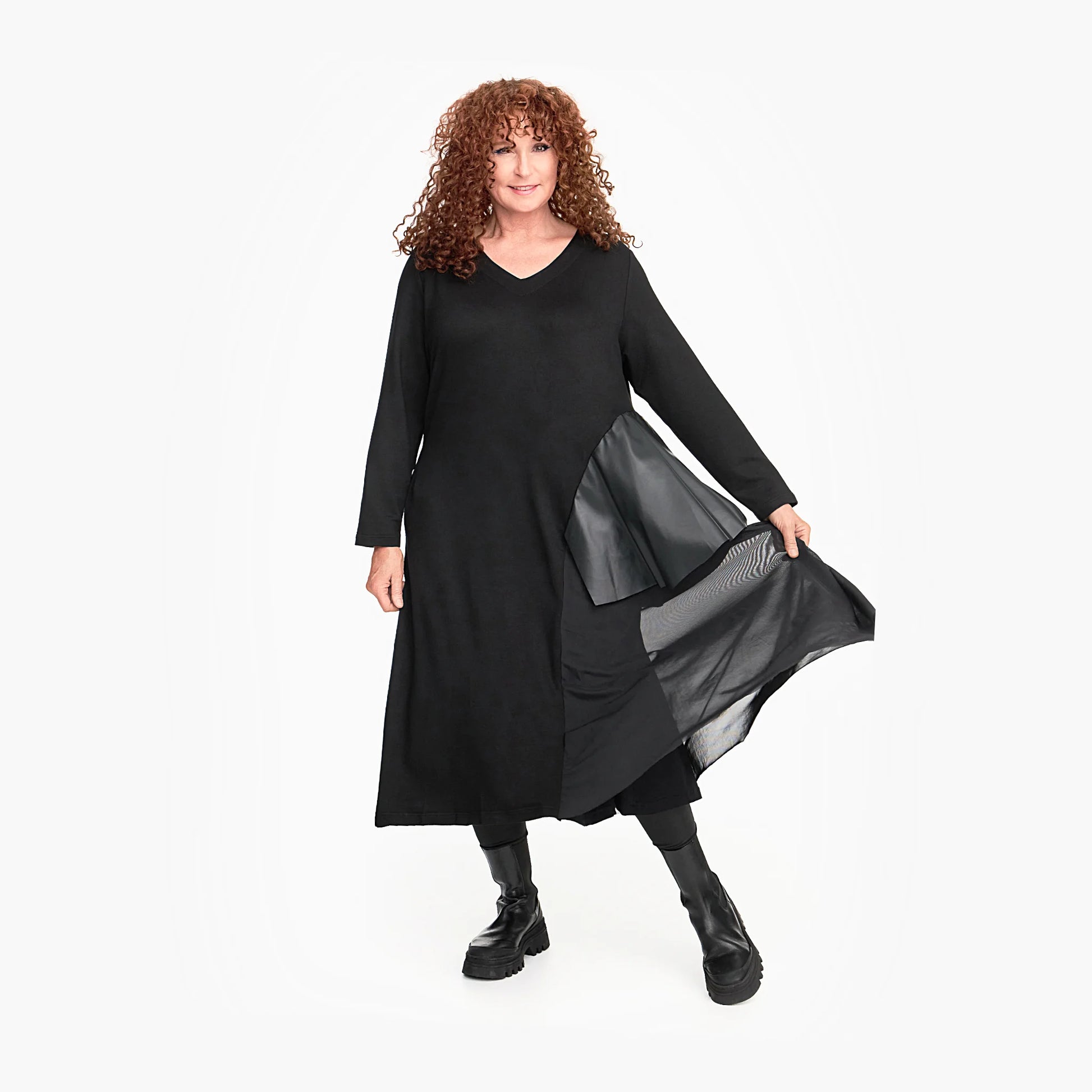  Elegantes Oversize-Kleid in klassischem Schwarz mit V-Ausschnitt und praktischen Taschen