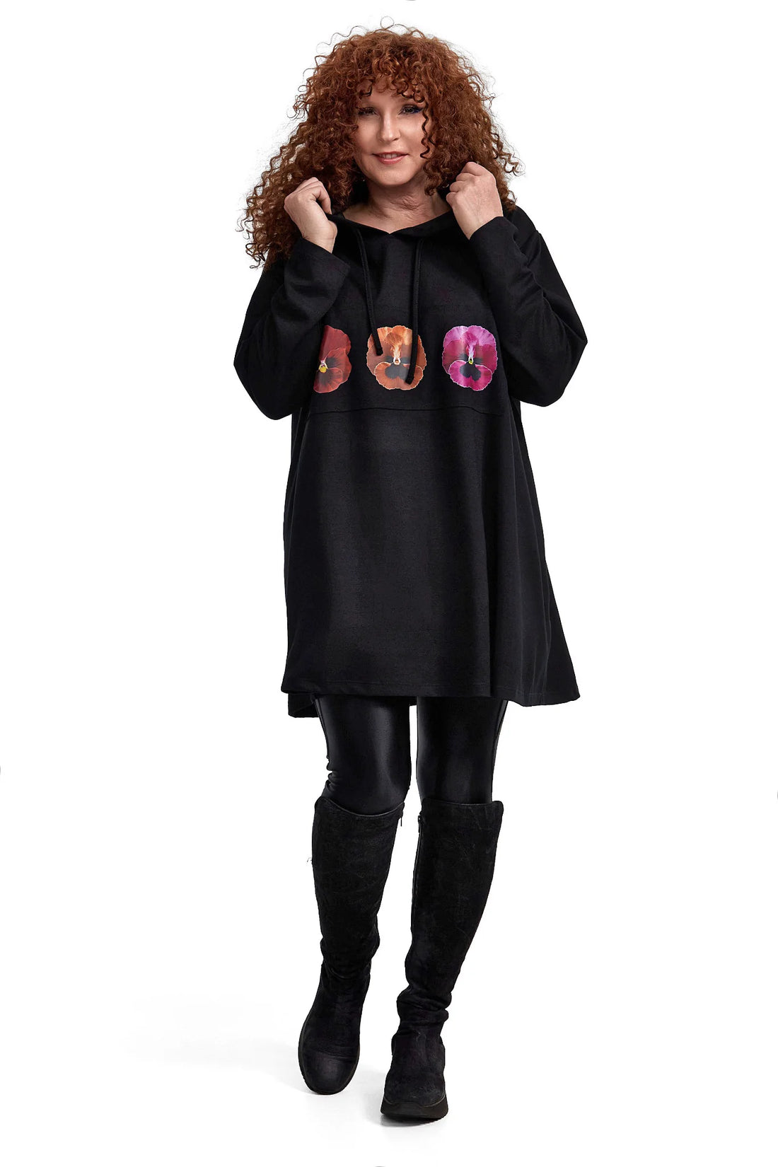  Oversize Kapuzenshirt aus hochwertiger, eleganter Viskose in Schwarz mit Blumenprints für Curvy Fashion