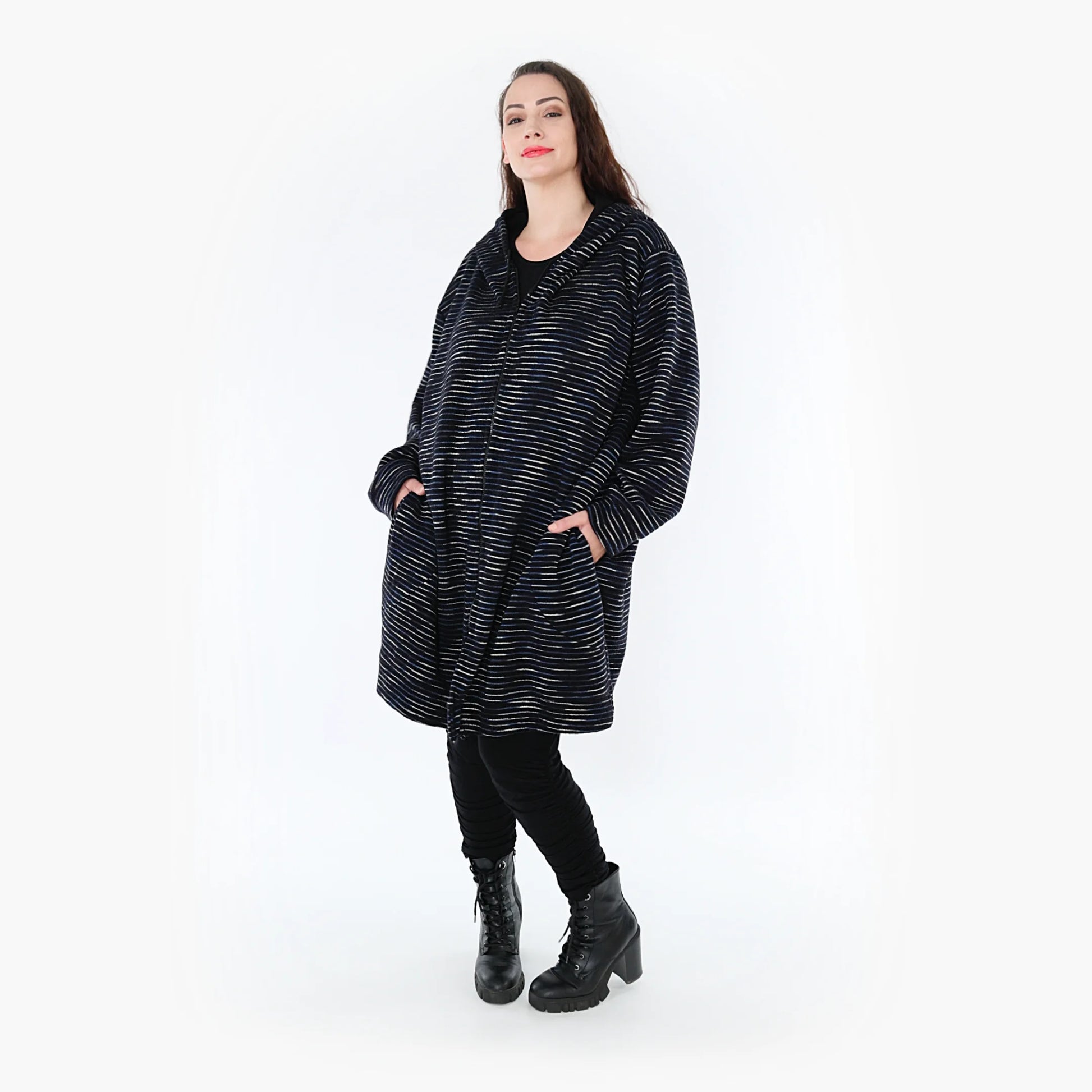  Stylische Jacke im Lagenlook aus kuscheliger Wollmischung in Schwarz-Blau-Weiß für Plus Size