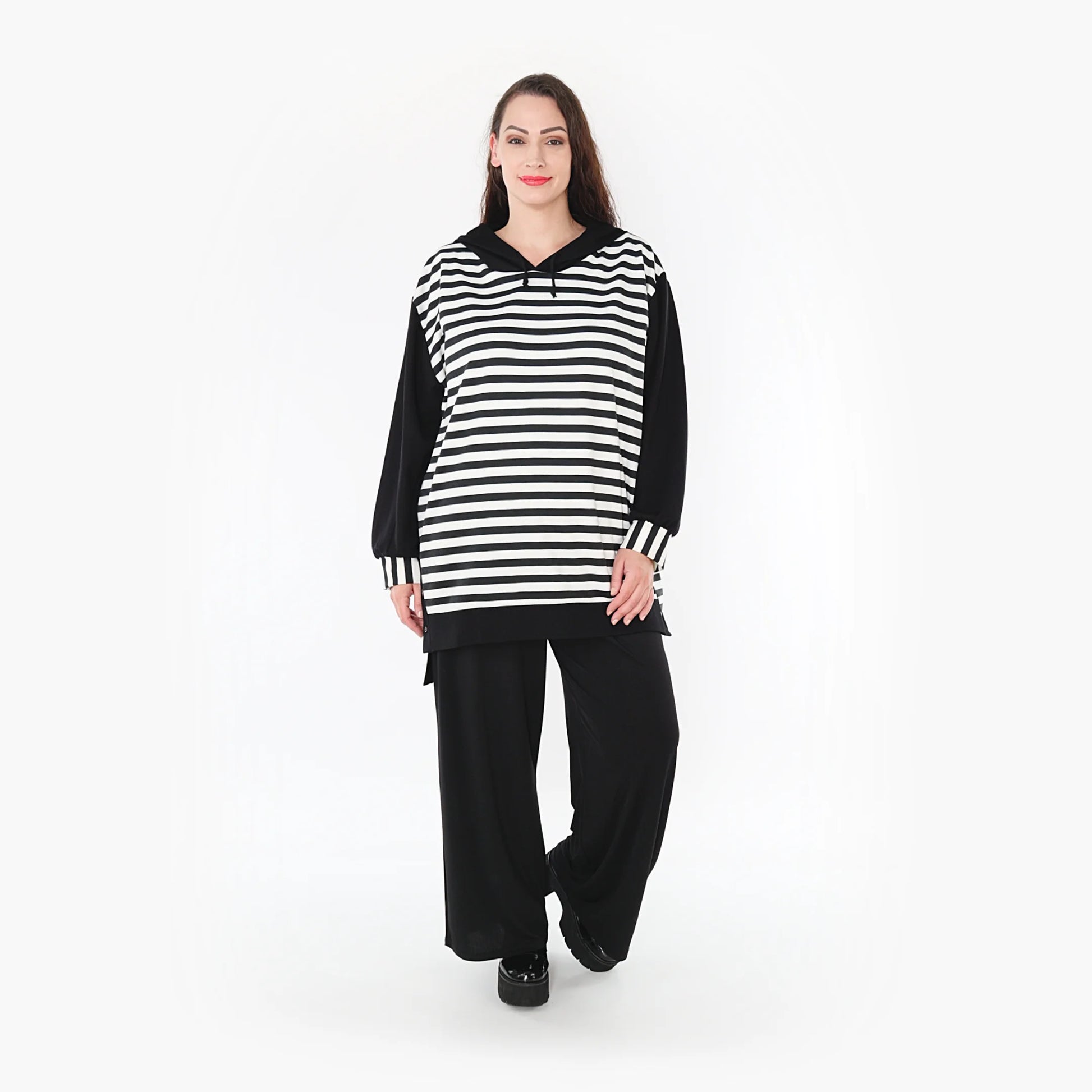  Stylisches Shirt mit Kapuze im Lagenlook aus hochwertigem Viskose-Mix für modernen Plus Size Style