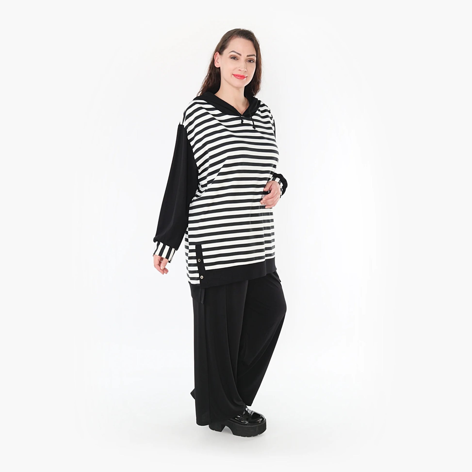  Stylisches Shirt mit Kapuze im Lagenlook aus hochwertigem Viskose-Mix für modernen Plus Size Style