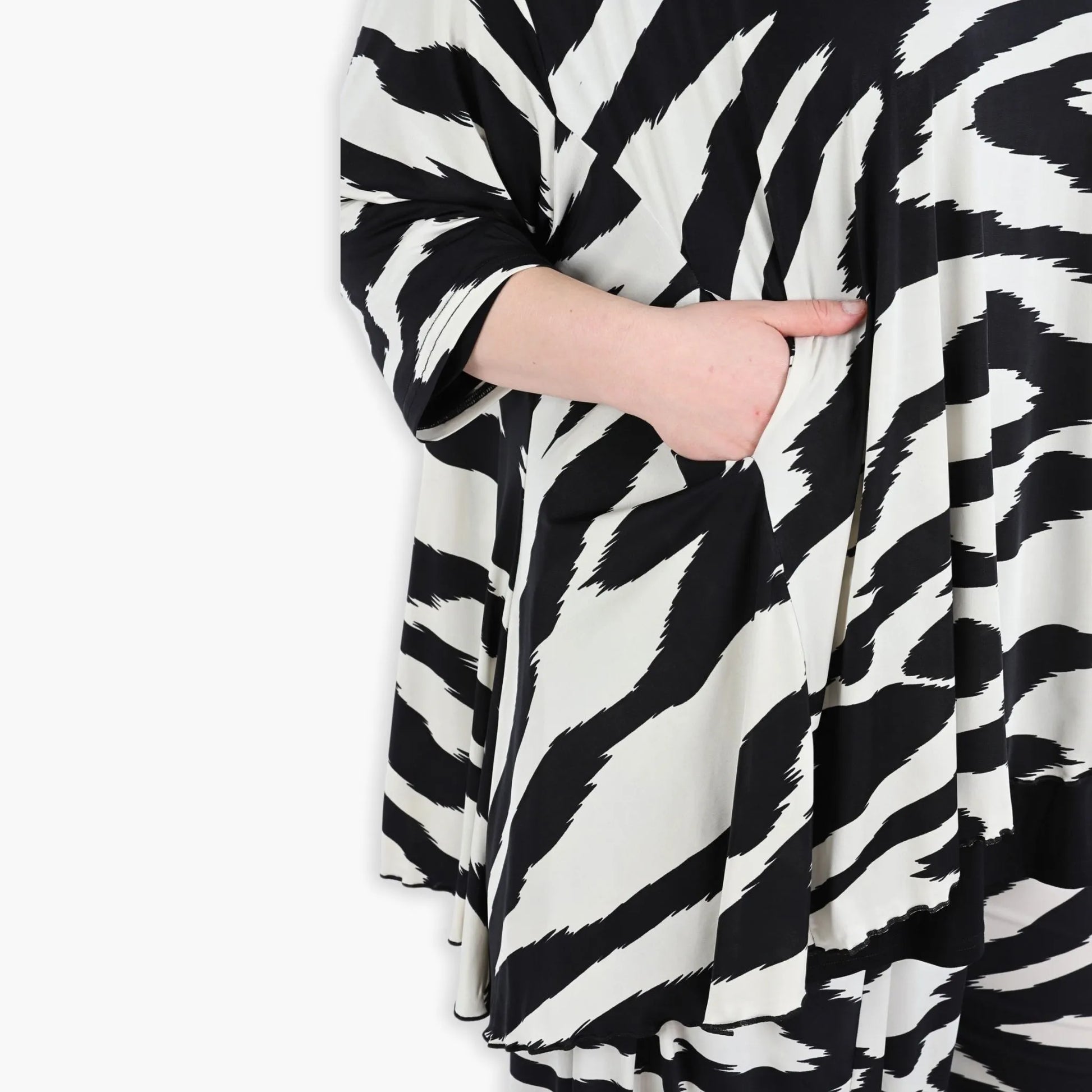  A-Form Shirt mit Zebra-Print in Ecru-Schwarz, 3/4-Ärmel, Rundhals und Nahttaschen für den Lagenlook