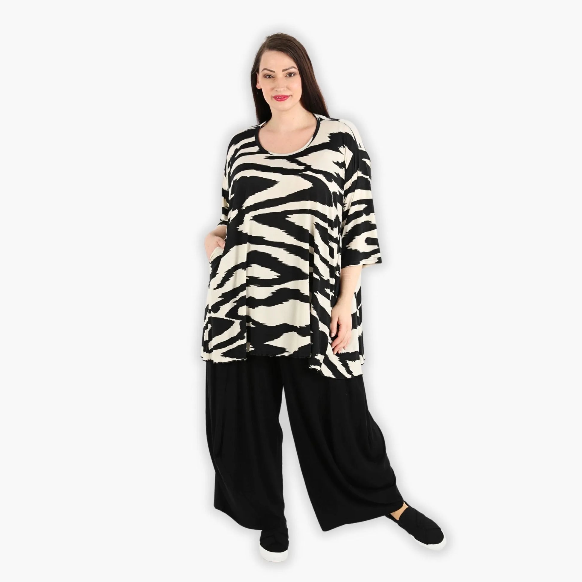  A-Form Shirt mit Zebra-Print in Ecru-Schwarz, 3/4-Ärmel, Rundhals und Nahttaschen für den Lagenlook