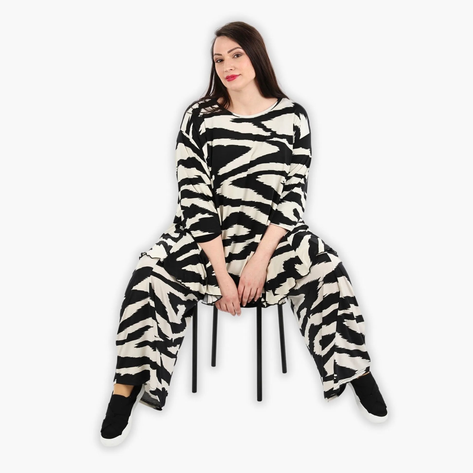  A-Form Shirt mit Zebra-Print in Ecru-Schwarz, 3/4-Ärmel, Rundhals und Nahttaschen für den Lagenlook