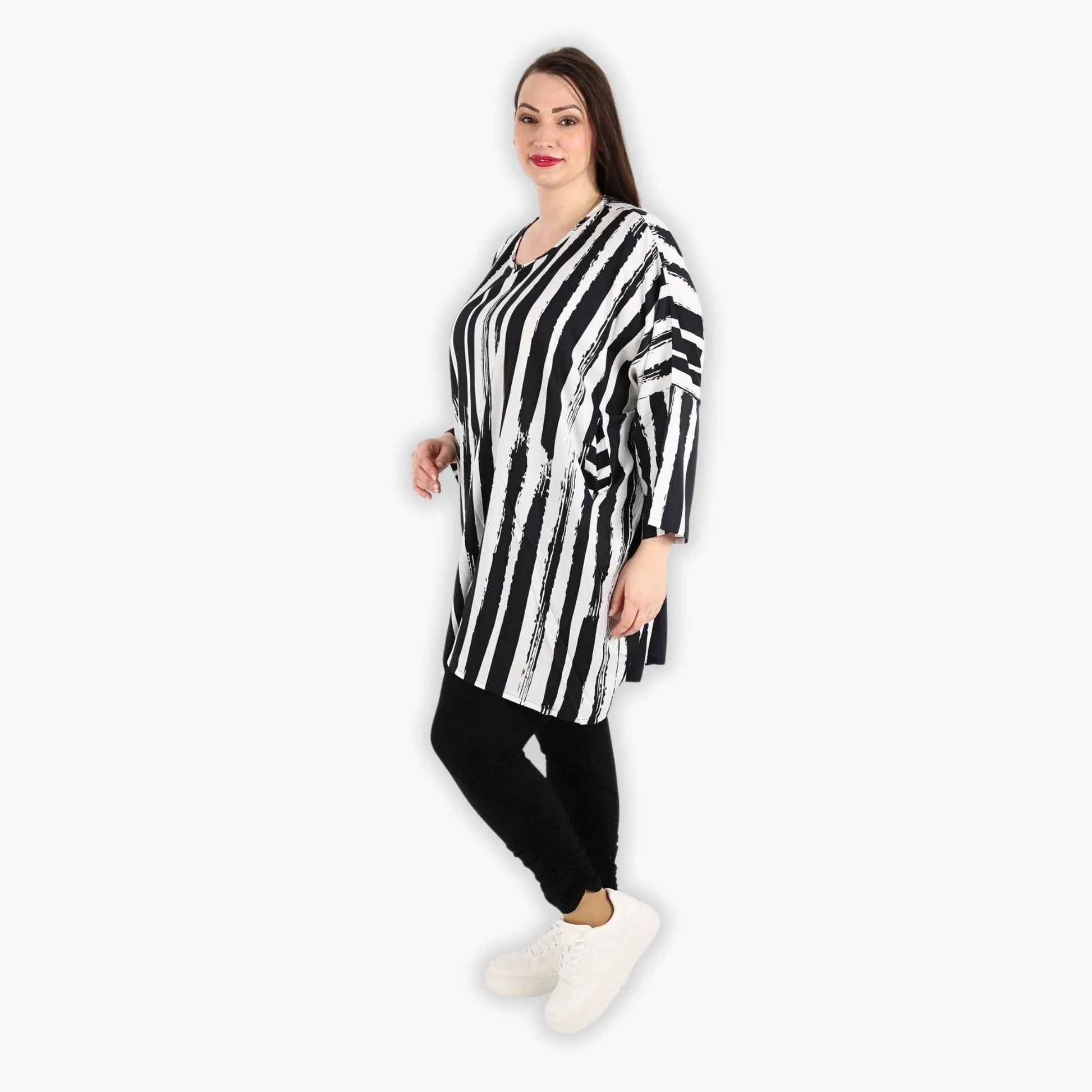  Oversize Big Shirt in klassischem Schwarz-Weiß mit 3/4-Ärmeln und praktischen Nahttaschen