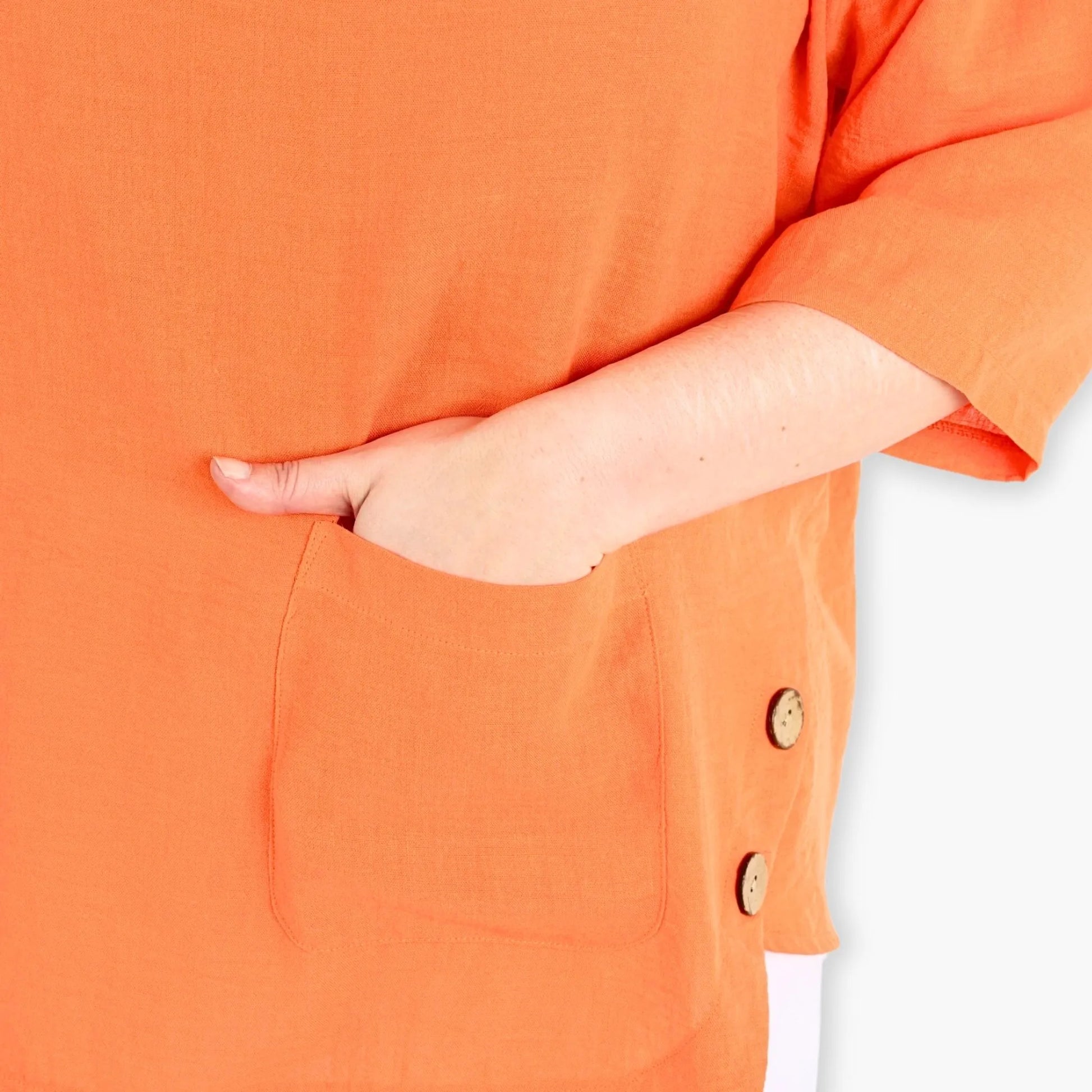  Oversized Shirt in frischem Orange aus leichtem Viskose-Mix mit coolen Holzknöpfen und Taschen