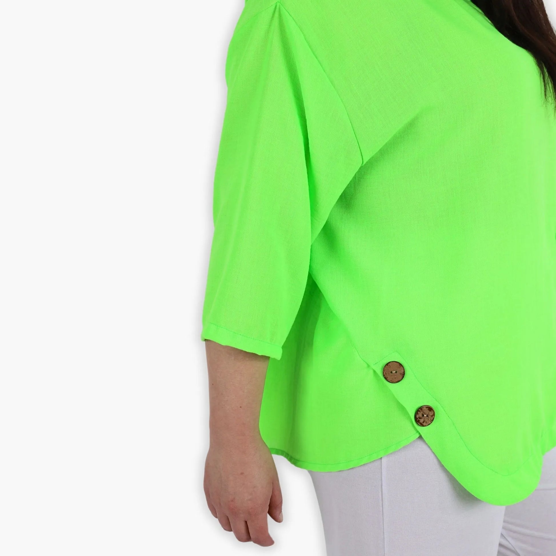  Lässiges kastiges Shirt in neongrün mit Taschen und Holzknöpfen für trendige Plus Size Styles