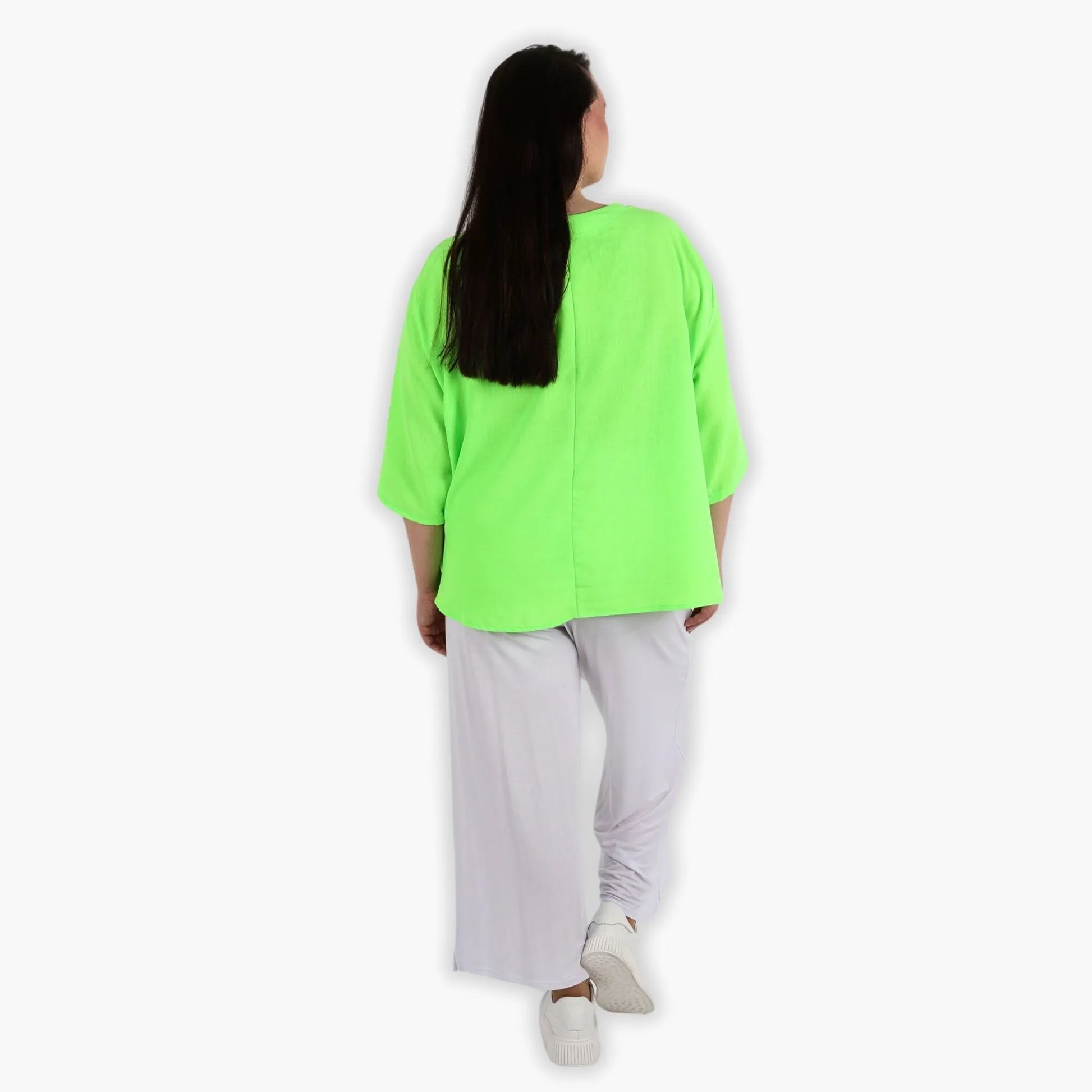  Lässiges kastiges Shirt in neongrün mit Taschen und Holzknöpfen für trendige Plus Size Styles