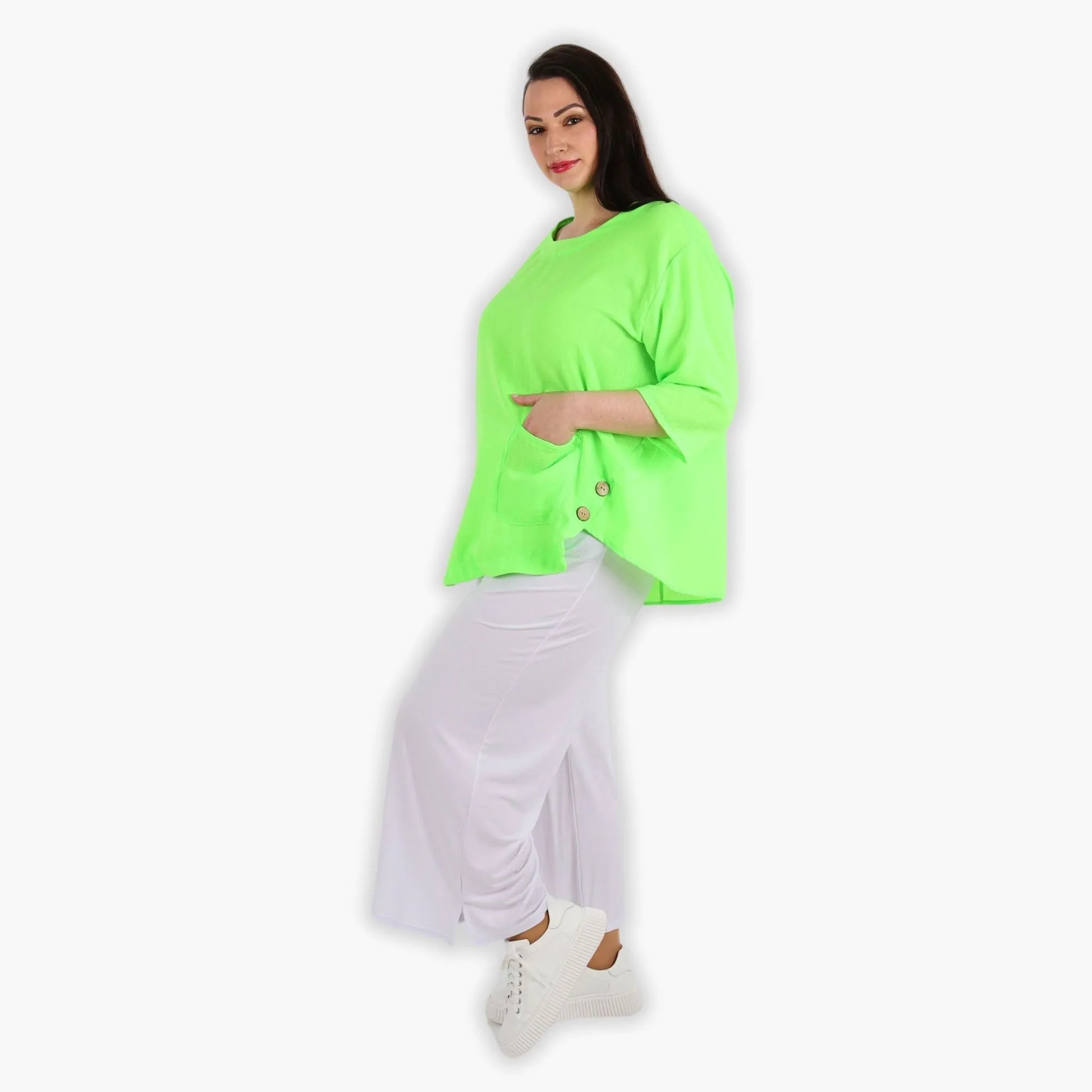  Lässiges kastiges Shirt in neongrün mit Taschen und Holzknöpfen für trendige Plus Size Styles