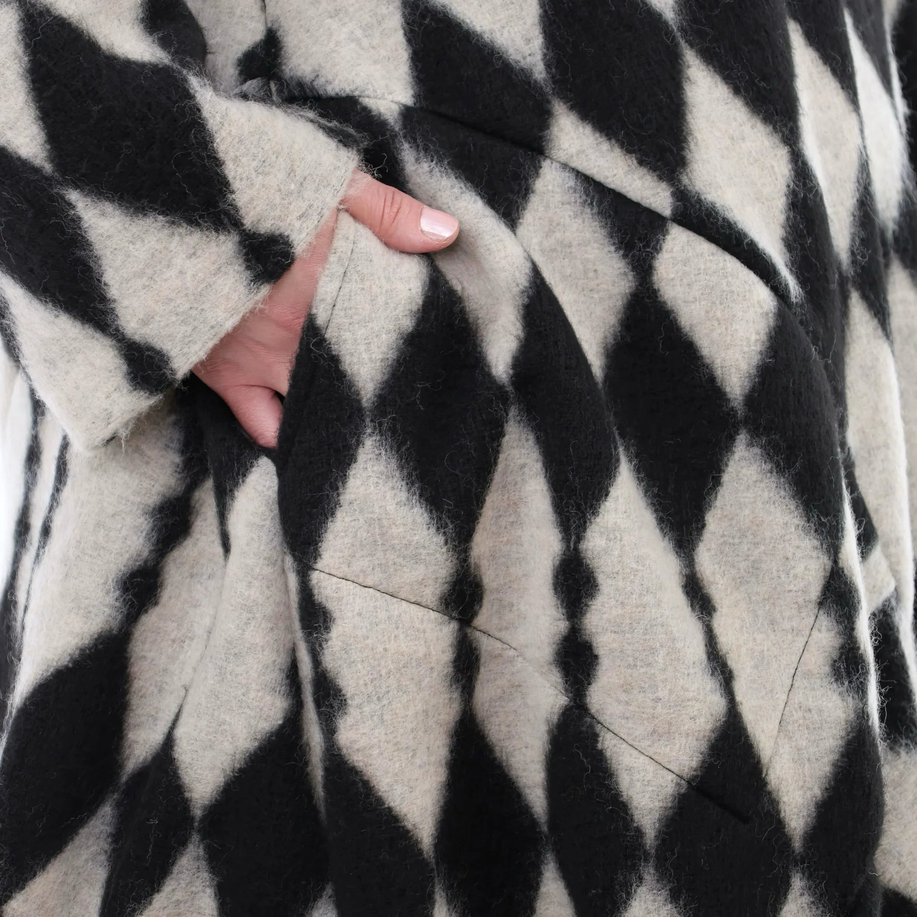  Ballonmantel von AKH Fashion aus Materialmix, 1538.03023, Ecru/Schwarz, Raute, Schick