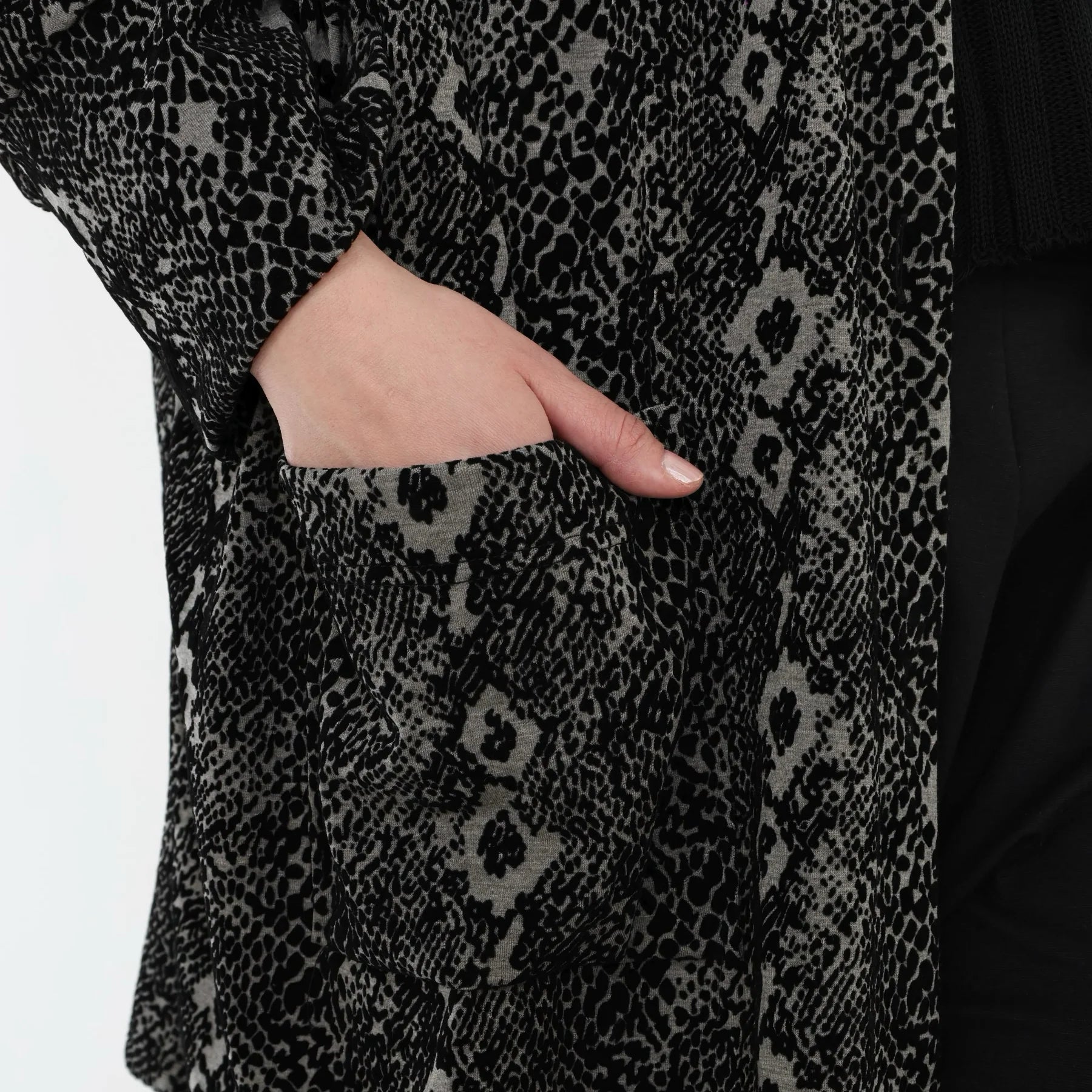  AKH Fashion Jacke in kastiger Form, aus Materialmix, 1541.06517, Grau/Schwarz, Reptil