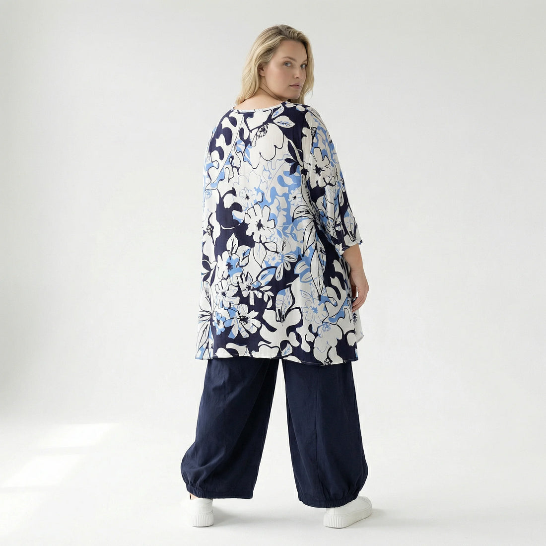  A-Form Bigshirt von AKH Fashion aus Viskose, 1574.00593, Weiß/Marine/Blau, Blumen, Schick