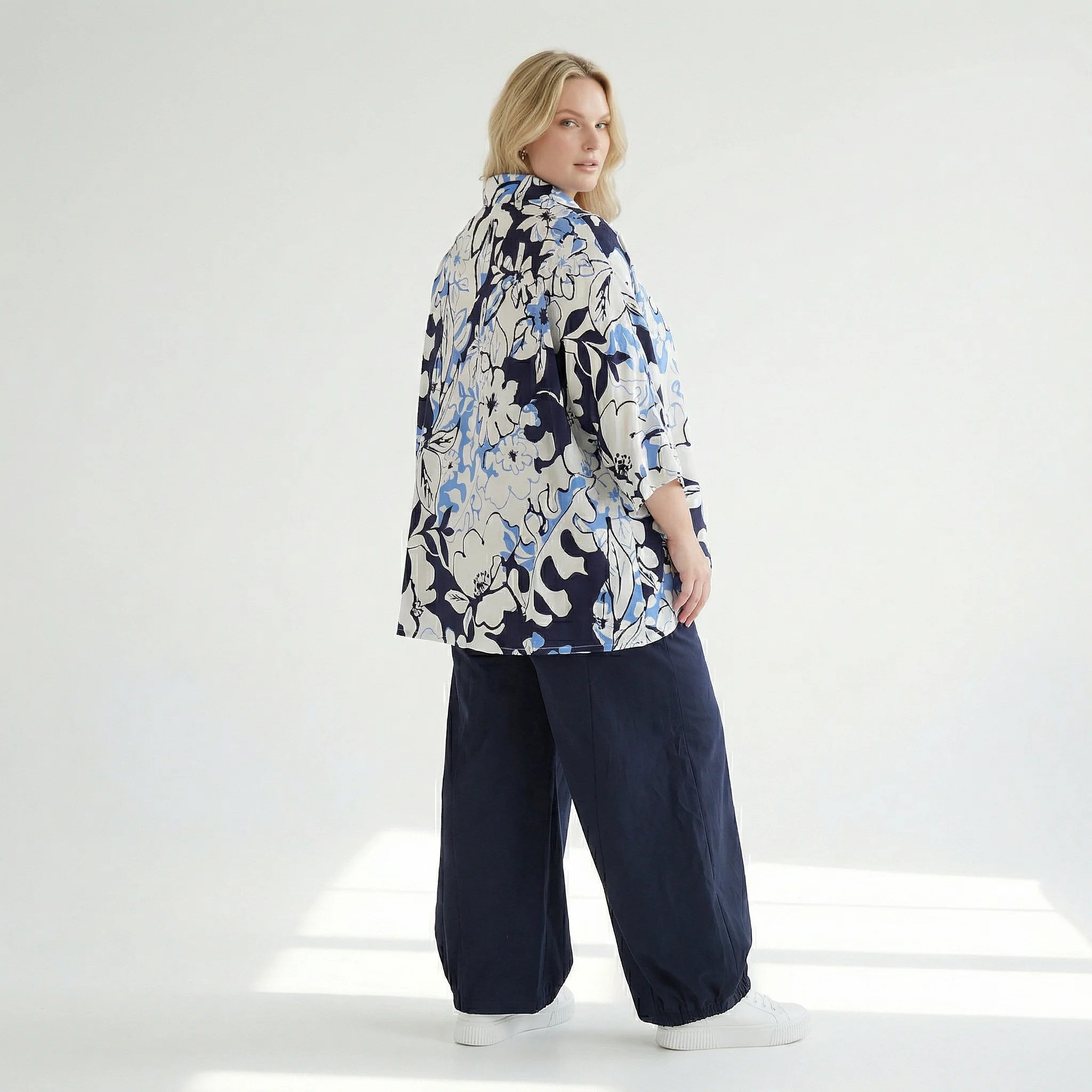 AKH Fashion Jacke in gerundeter Form, aus Viskose, 1574.07092, Weiß/Marine/Blau, Blumen