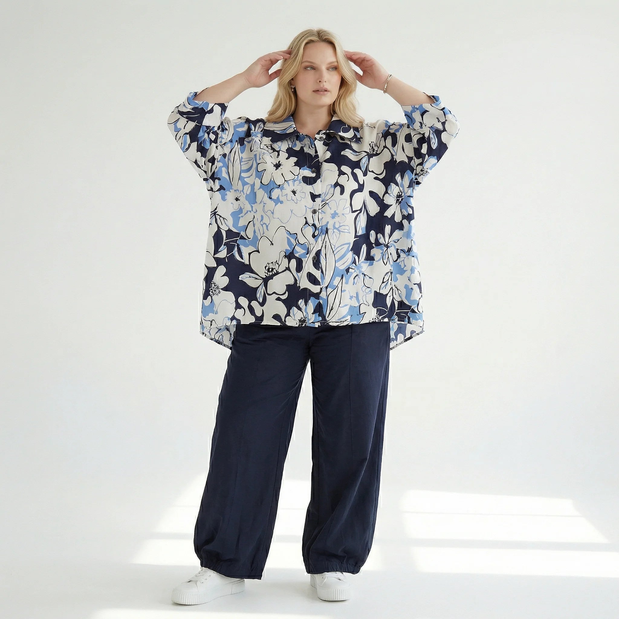 AKH Fashion Jacke in gerundeter Form, aus Viskose, 1574.07092, Weiß/Marine/Blau, Blumen