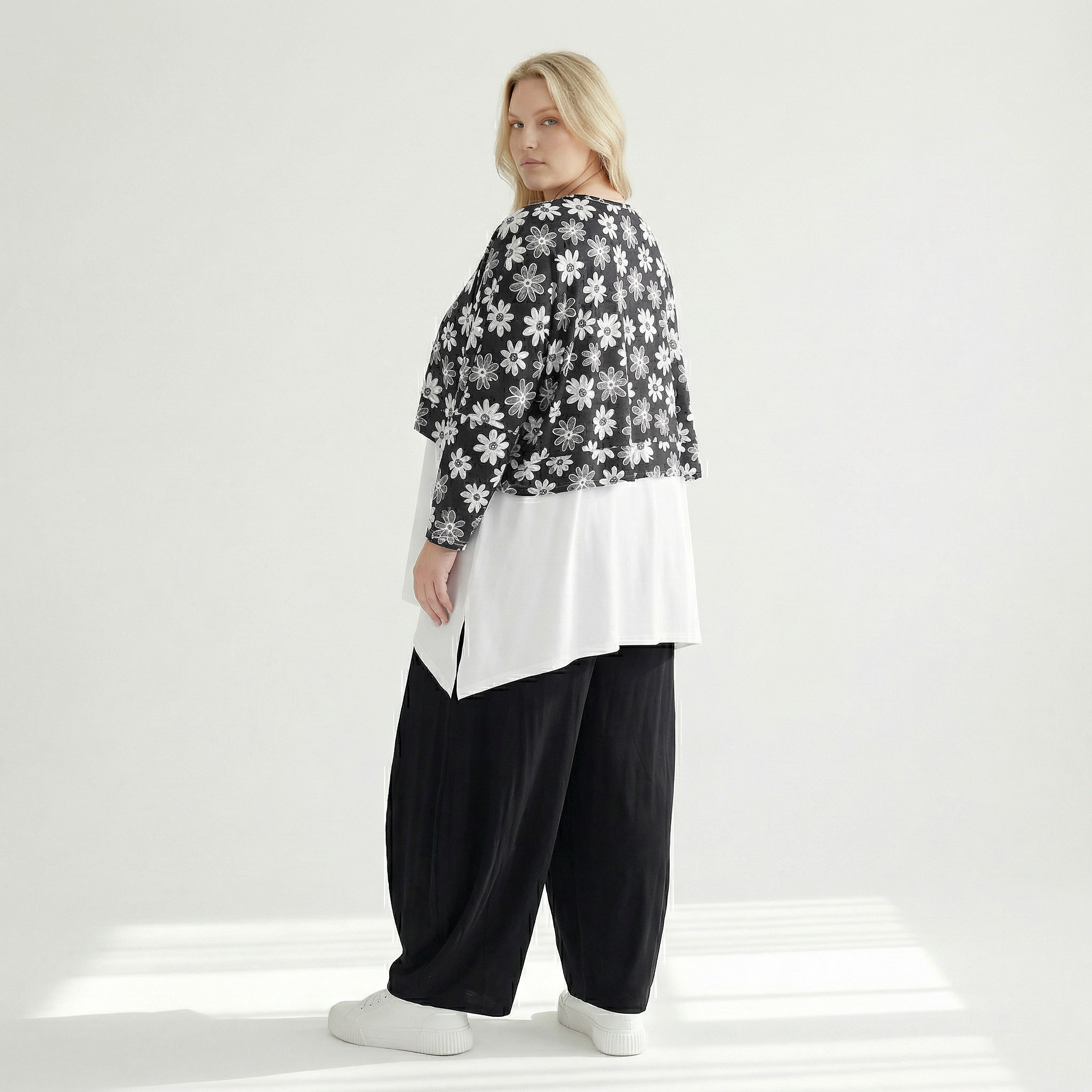 AKH Fashion Überwurf in kastiger Form, aus Viskose, 1575.07011, Schwarz/Weiß, Blumen