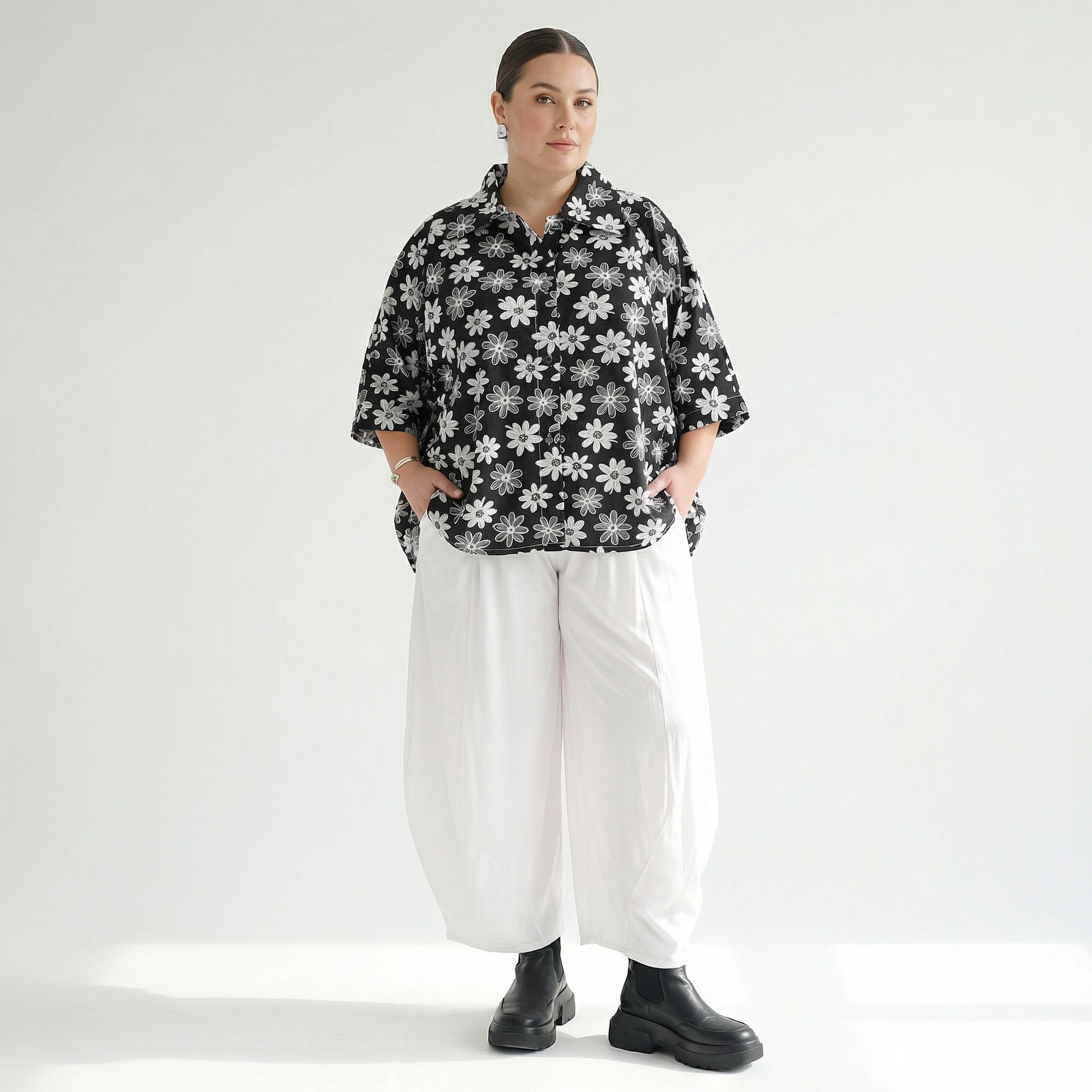 AKH Fashion Jacke in gerundeter Form, aus Viskose, 1575.07092, Schwarz/Weiß, Blumen